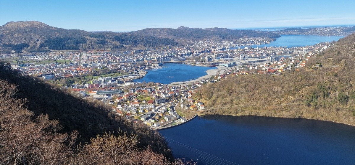 Leilighetskomplekset ligger rett nedenfor demningen ved Svartediket. Omkranset av byfjellene. Galleribilde