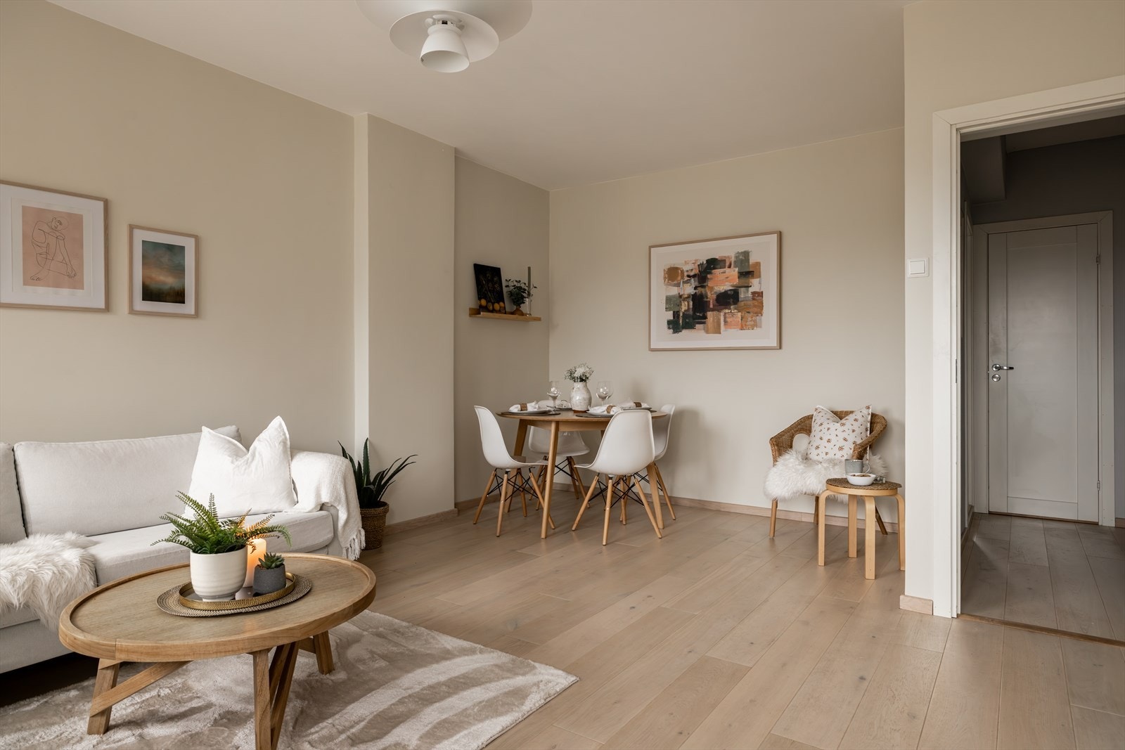 Leiligheten fikk ny 1-stavs eikeparkett i 2019 og har nymalte overflater fra 2025 Galleribilde