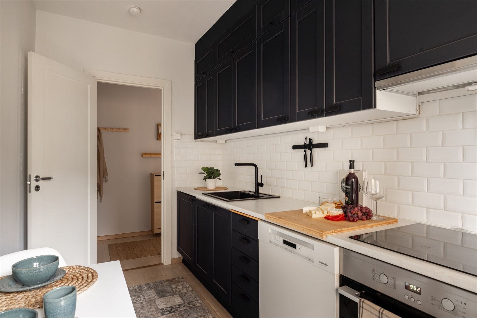 Kjøkkenet er velutstyrt med oppvaskmaskin, kjøleskap/fryser og integrert komfyr og platetopp Galleribilde