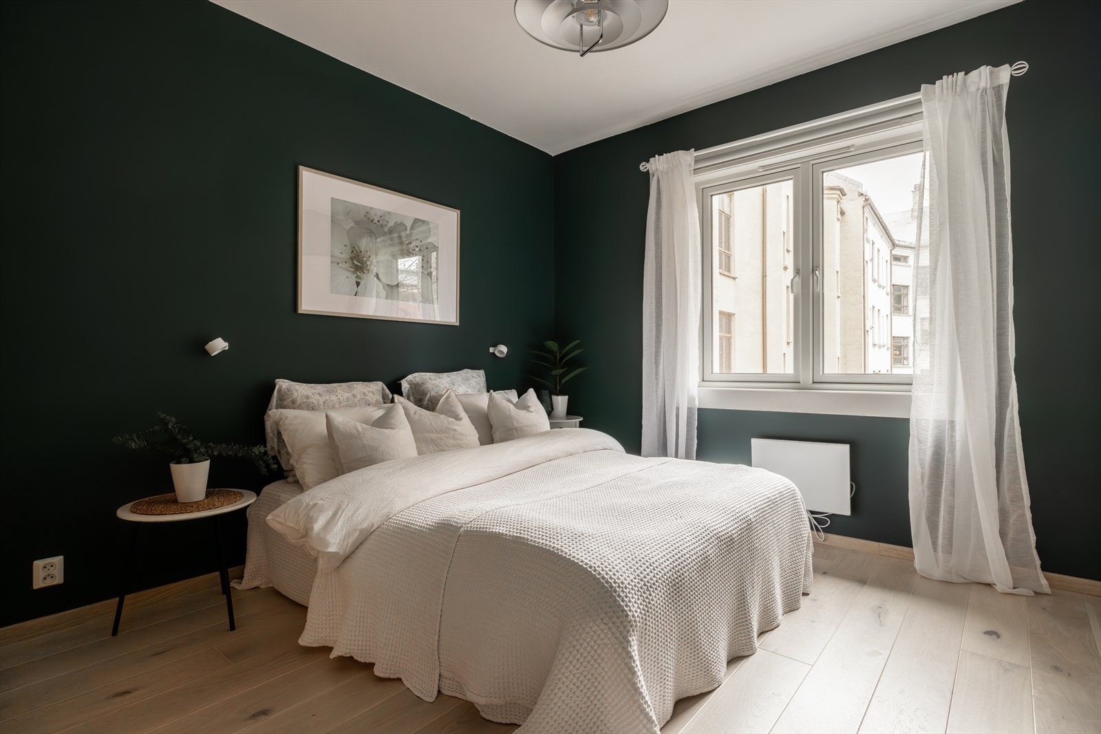 Romslig soverom med plass til dobbeltseng, nattbord og garderobeskap Galleribilde