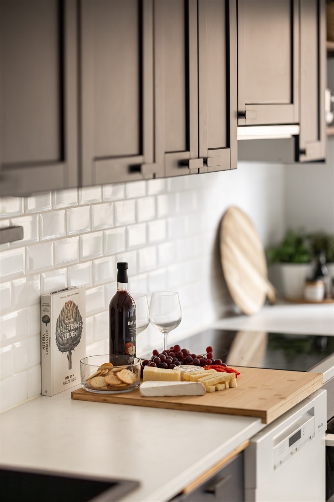 Kjøkkenet har en praktisk utforming og er godt utnyttet med rikelig skap- og benkeplass Galleribilde