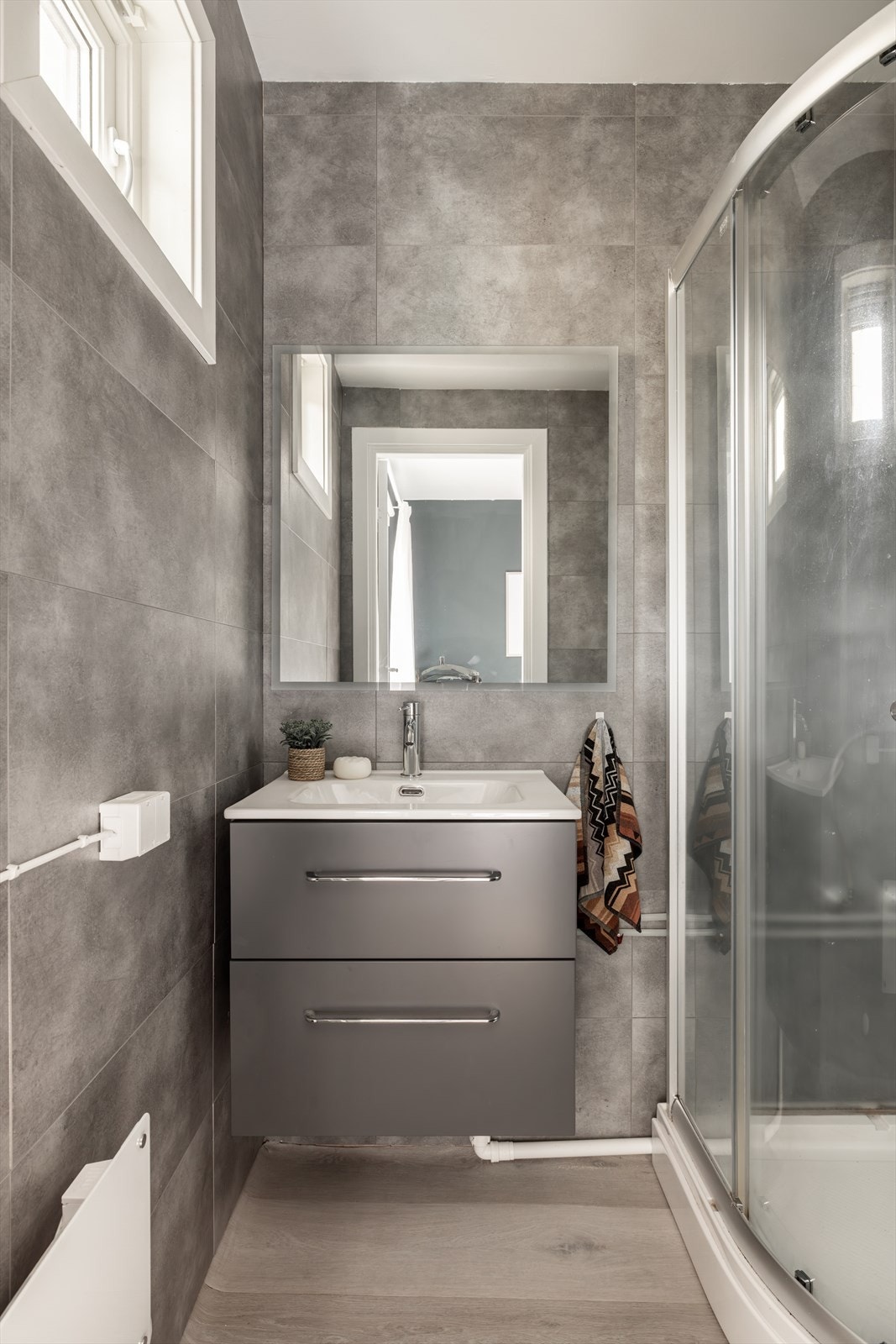 Badet ble overflatoppusset i 2024 med våtromsplater på vegg og vinyl på gulv Galleribilde