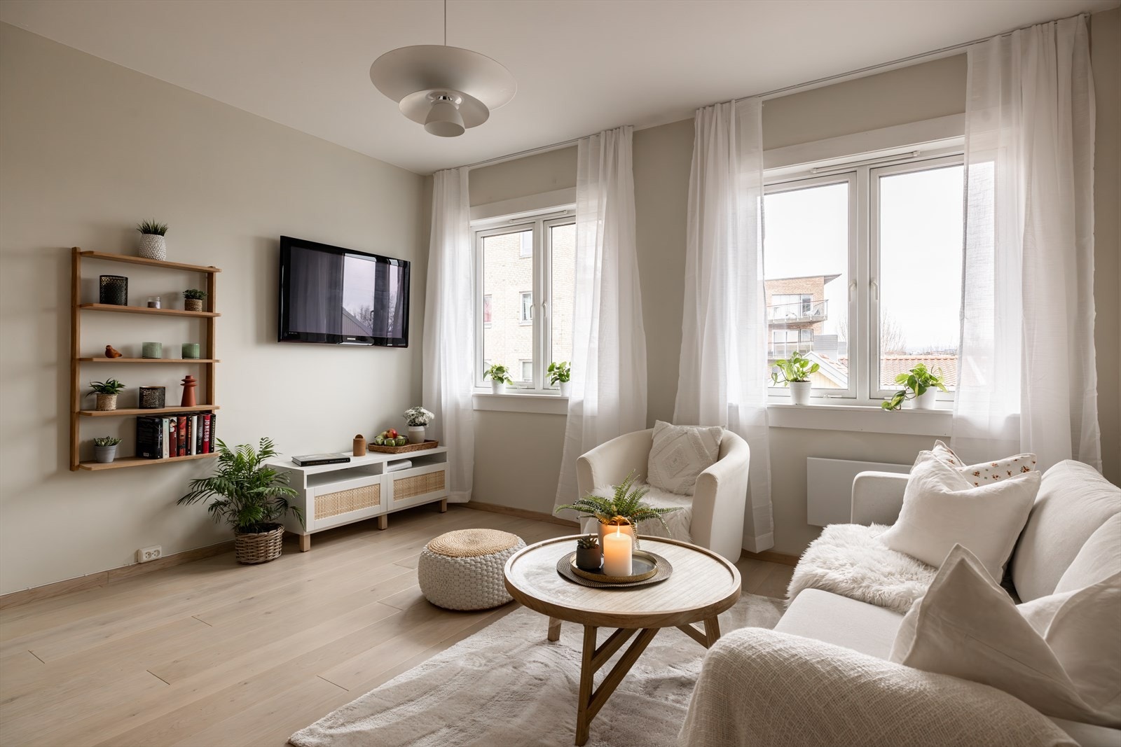 Store vinduer med dype karmer sørger for fine lysforhold i leiligheten og gir en ekstra god romfølelse Galleribilde