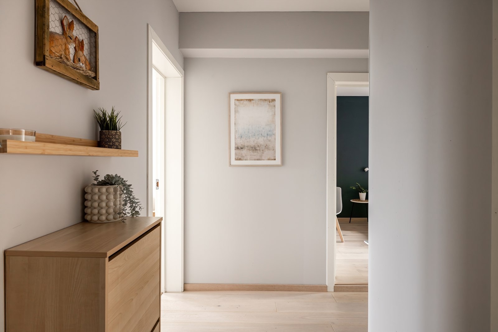 Entréen gir et fint første møte med de delikate fargevalgene og den pene 1-stavs eikeparketten som går igjen i resten av boligen Galleribilde