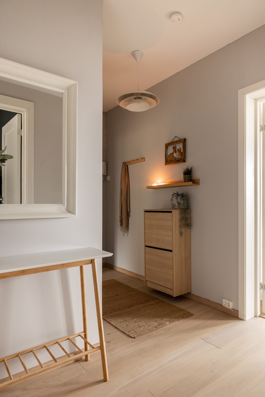 Vel inne ankommer du en lys og innbydende entré med plass til å henge fra seg yttertøy og sko Galleribilde