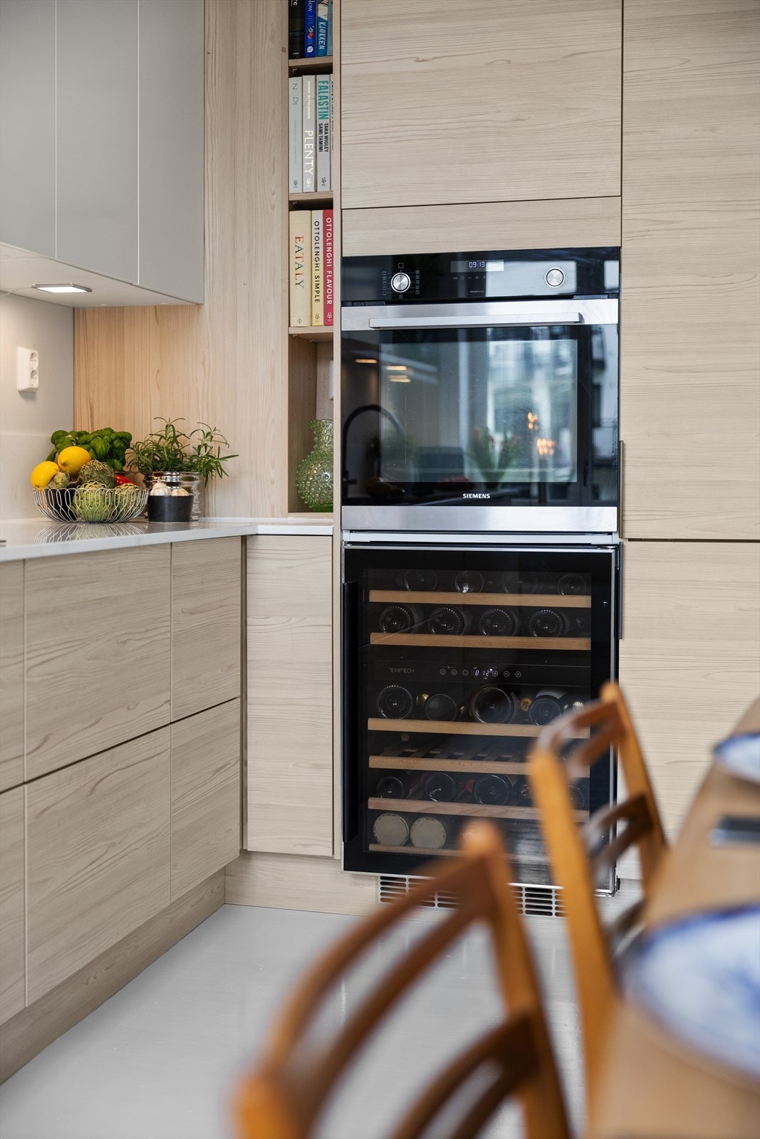 Integrerte hvitevarer med vinskap Galleribilde