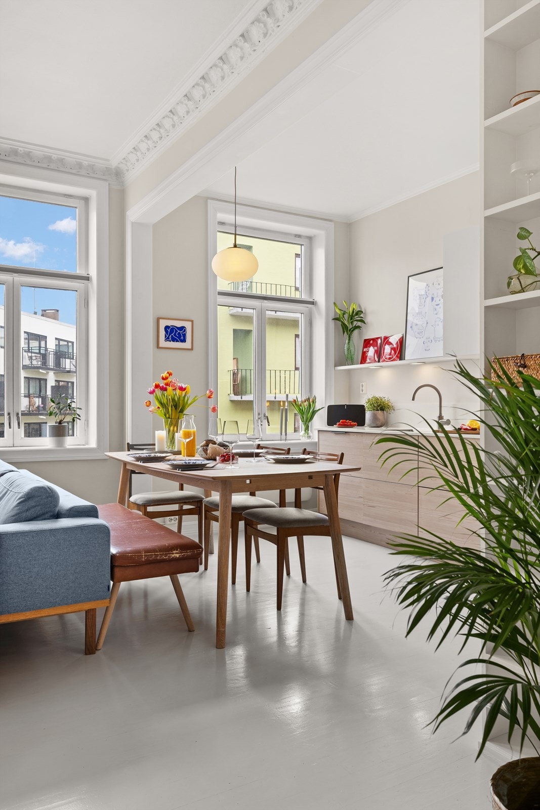 Den åpne løsningen mellom stue og kjøkken gjør det lett å underholde gjestene under matlagingen Galleribilde