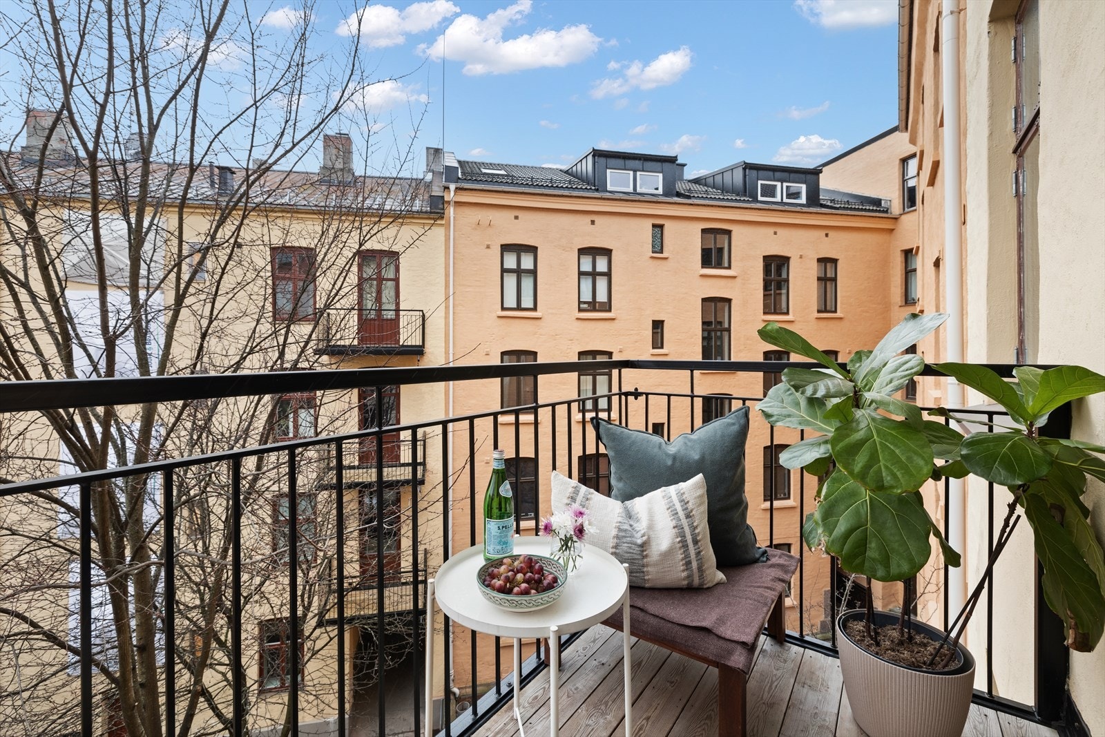 Vendt mot stille og rolig bakgård Galleribilde