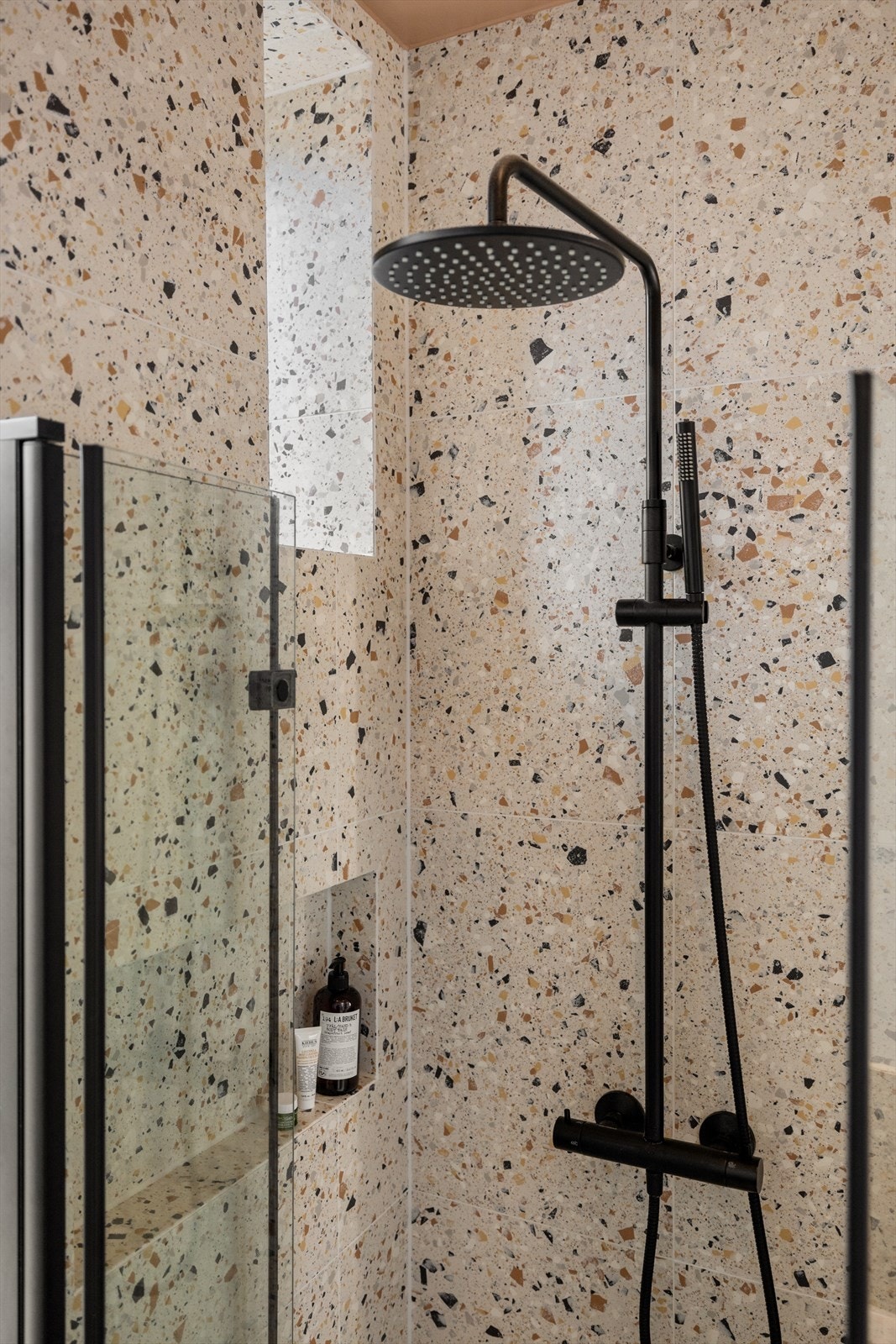 Dusj på vegg med innfellbare dører i herdet glass samt regnfallsdusj Galleribilde