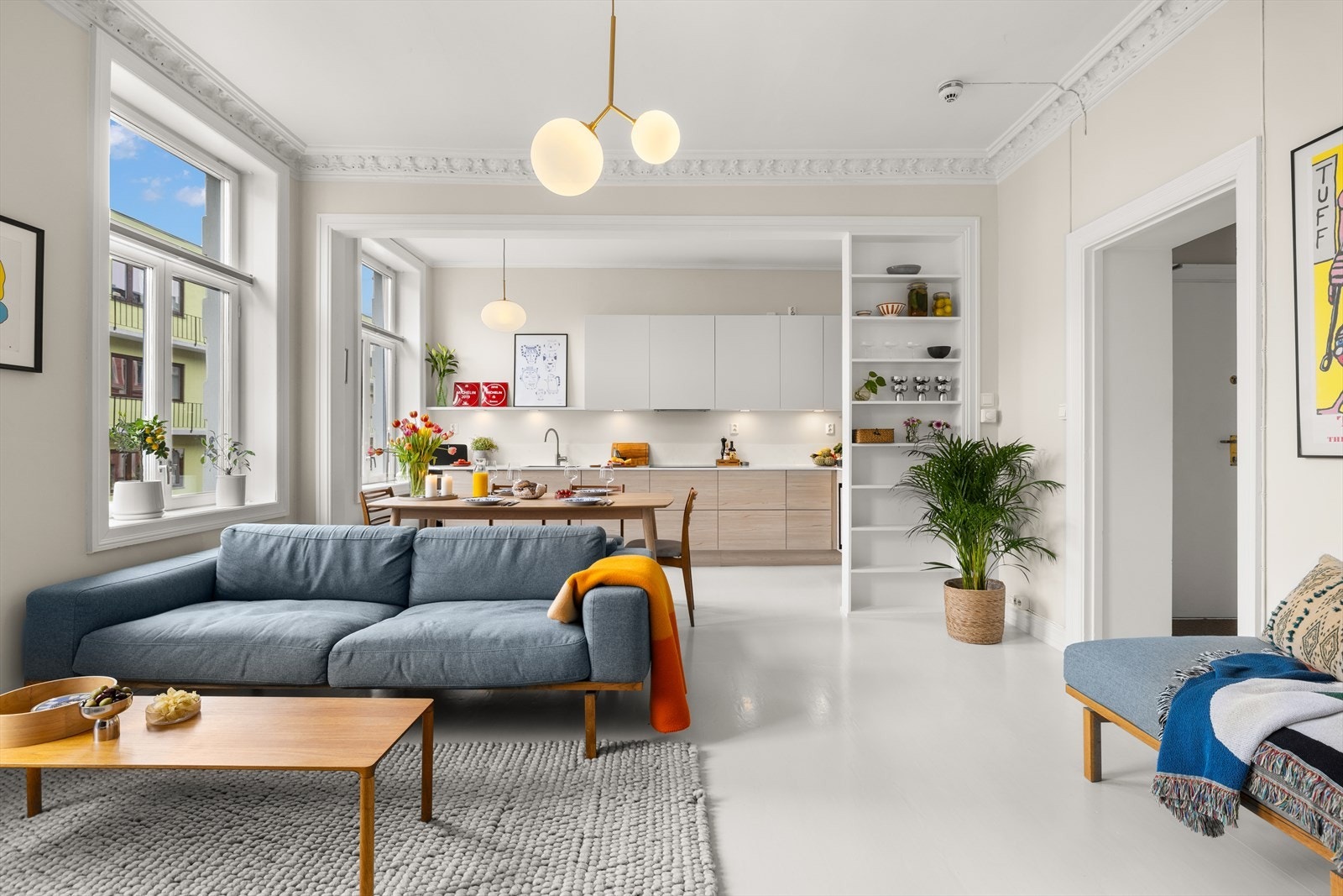 Lys og fin stue i åpen løsning med kjøkken som har generøs takhøyde på hele 2,88 m Galleribilde