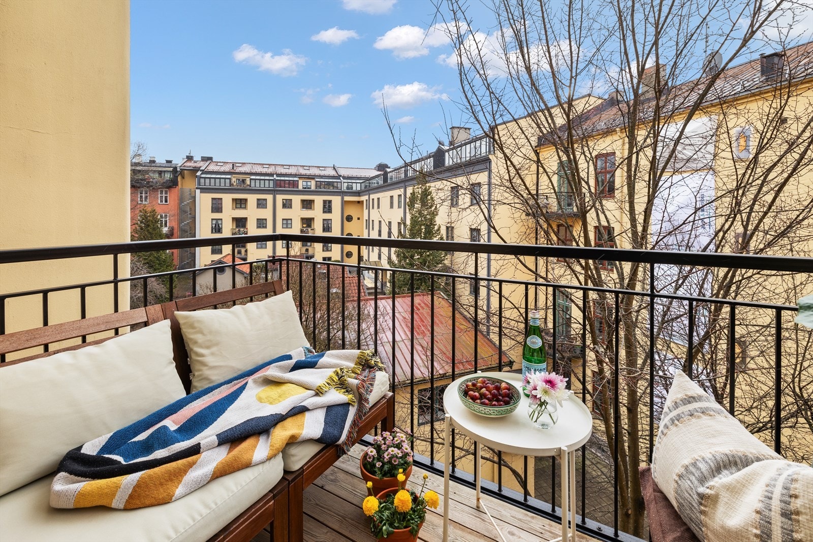 Leiligheten har hyggelig balkong vendt mot stille og rolig bakgård Galleribilde