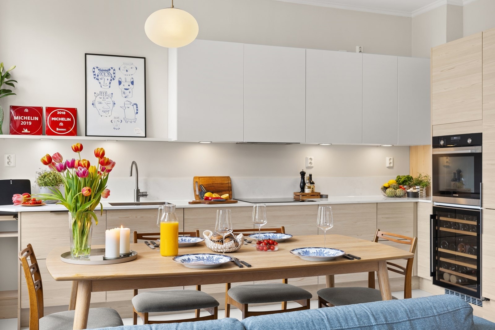 Kompositt benkeplate som er montert også opp langs vegg, meget stilfult Galleribilde