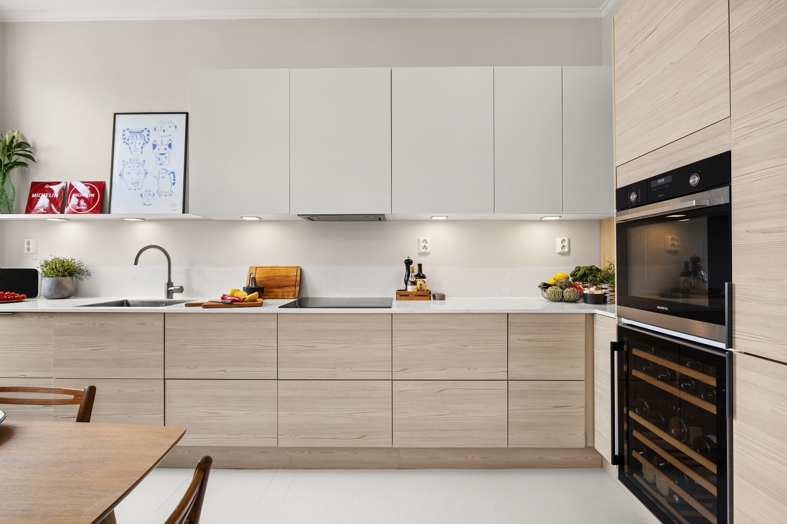 Her er det rikelig med skap- og benkeplass Galleribilde