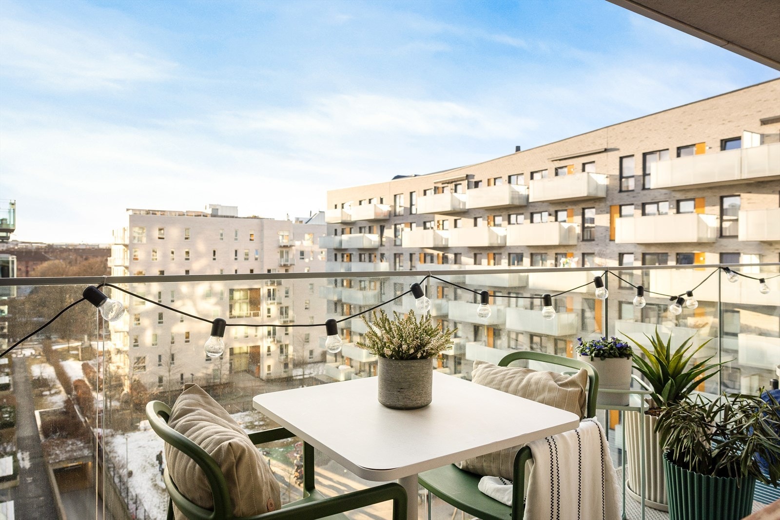 I vår- og sommerhalvåret blir balkongen en naturlig forlengelse av stuen, perfekt for hyggelige stunder med familie og venner. Galleribilde
