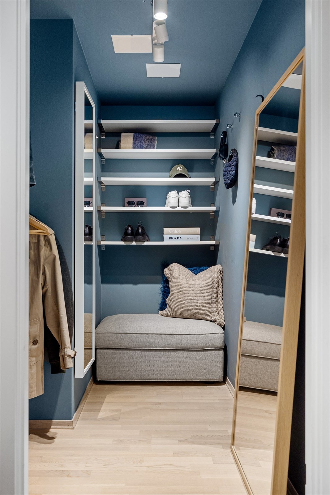 Fra entréen får du direkte adkomst til en romslig, praktisk walk-in-garderobe med åpen garderobeløsning. Galleribilde