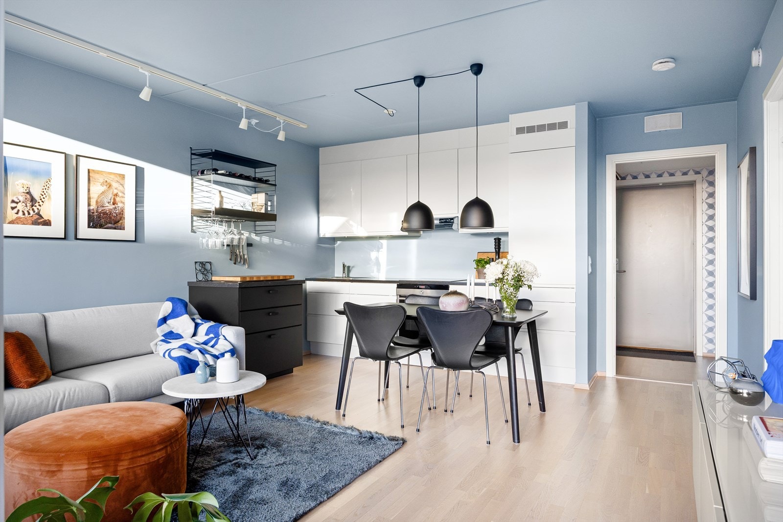 Planløsningen åpner opp for flere møbleringsmuligheter med god plass til sofagruppe, TV-møbler og spisebord med tilhørende stoler. Galleribilde