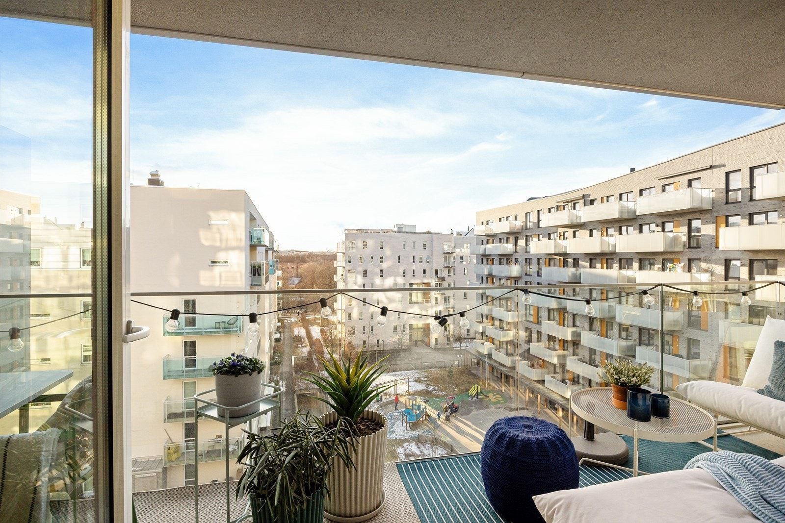 Leiligheten har en herlig vestvendt balkong på 15 m² med gode solforhold, perfekt for både avslapning og sosiale sammenkomster. Galleribilde