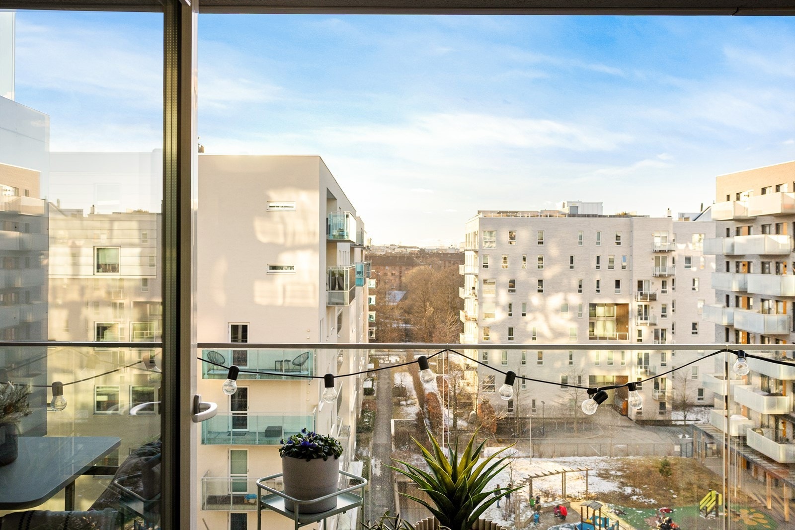 Vestvendt overbygd balkong på 15 m² med gode solforhold. Galleribilde