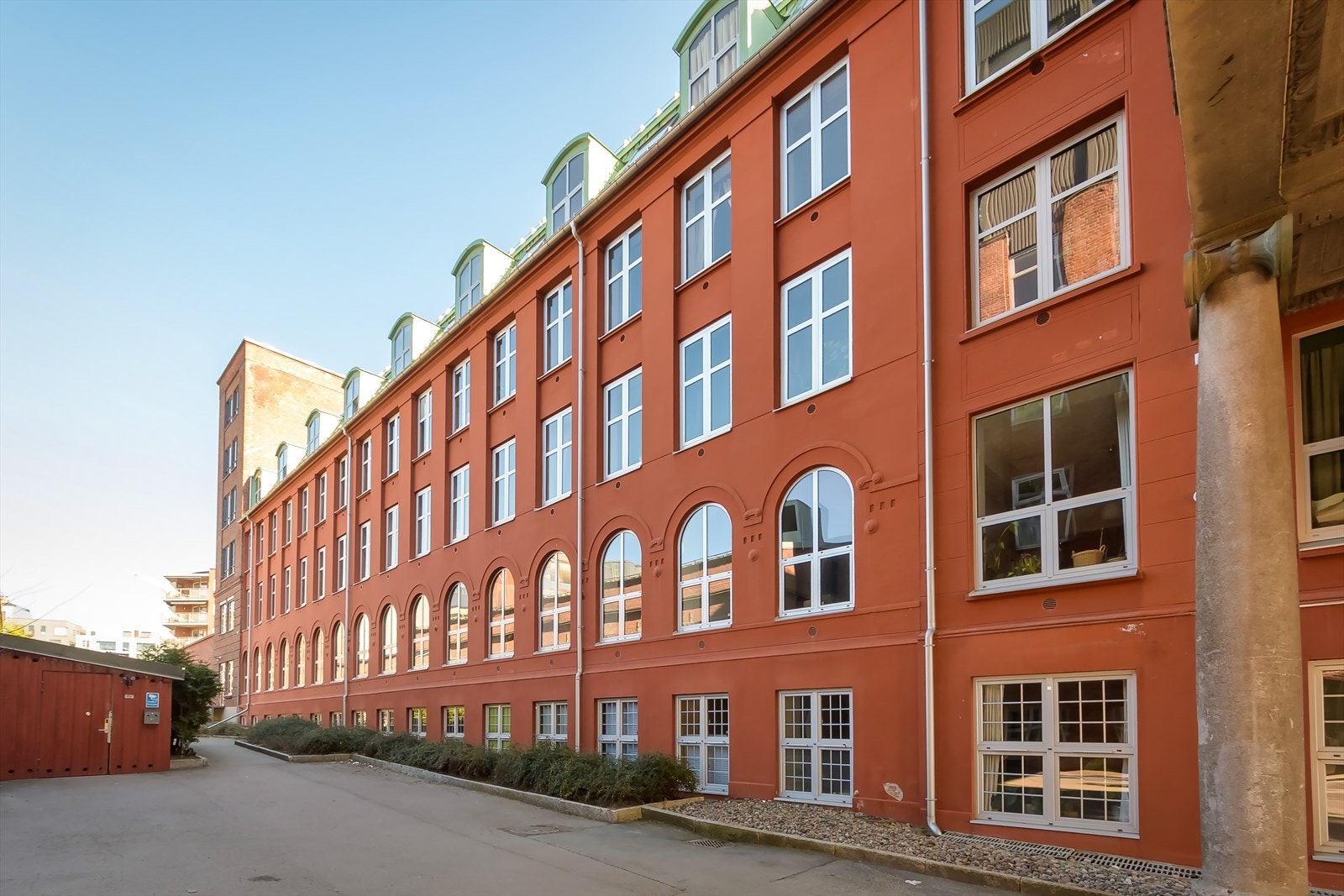 Leiligheten ligger i en rolig gate på grensen mellom Grünerløkka og Rodeløkka, to av hovedstadens mest populære områder. Galleribilde