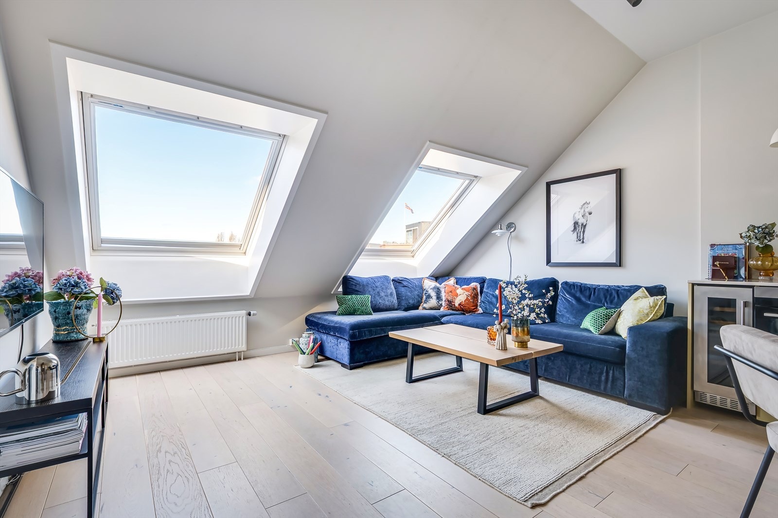 Lys og romslig stue med god plass til å møblere med sofagruppe, bord og annet tilhørende møblement som man måtte ønske. Galleribilde