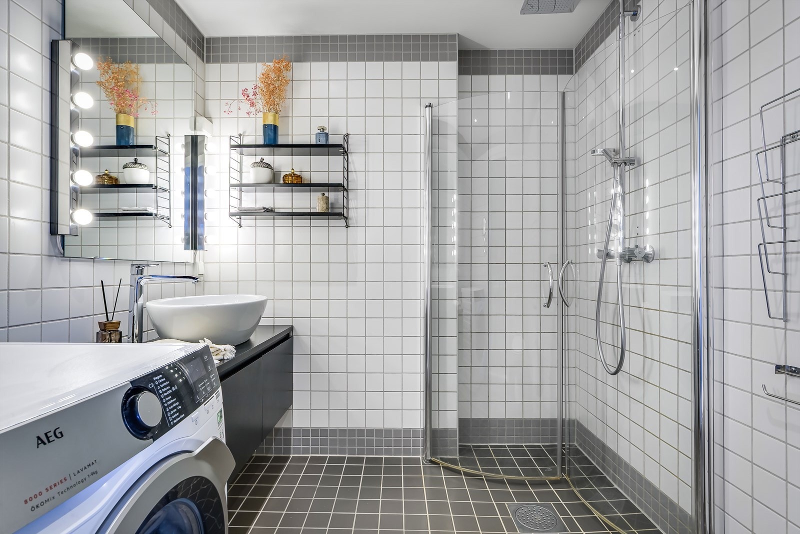 Pent, flislagt bad med varmekabel i gulv som sørger for ekstra komfort i hverdagen. Galleribilde