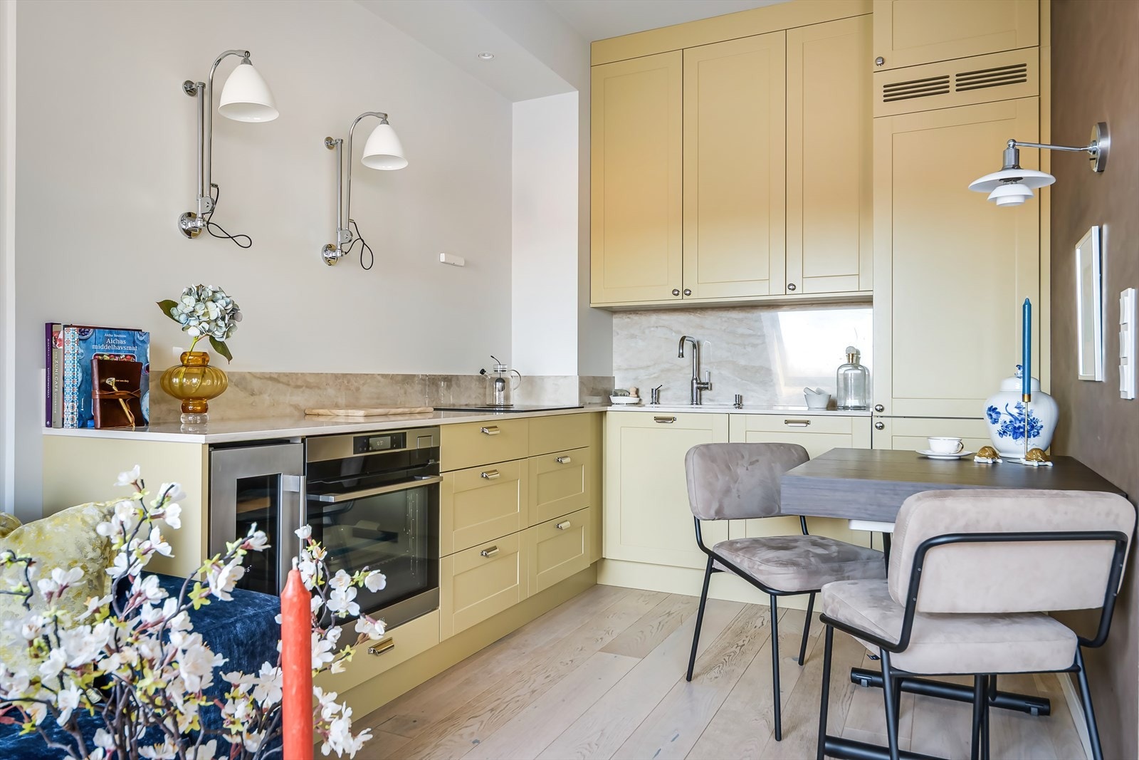 Et nydelig og plasstilpasset kjøkken fra Strai med integrerte hvitevarer i toppklasse; Stekeovn med dampfunksjon, oppvaskmaskin og kjøl/fryseskap i merket AEG. Galleribilde