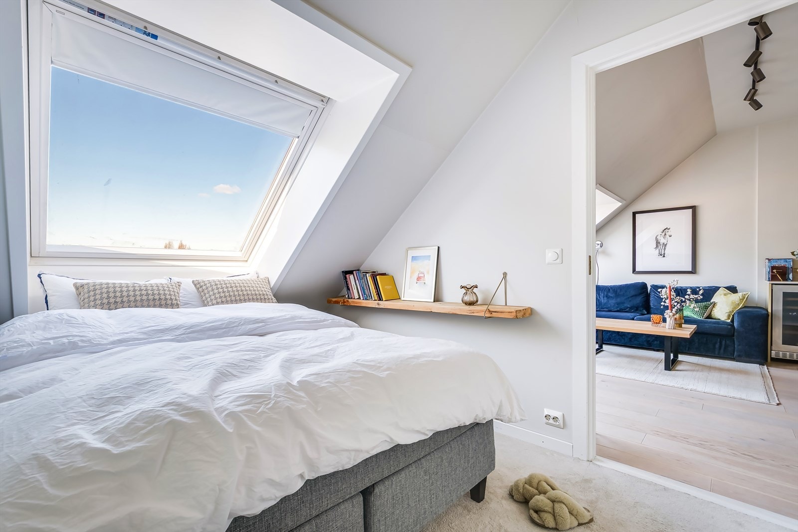 Det er plass til dobbeltseng og tilhørende nattbord. Galleribilde