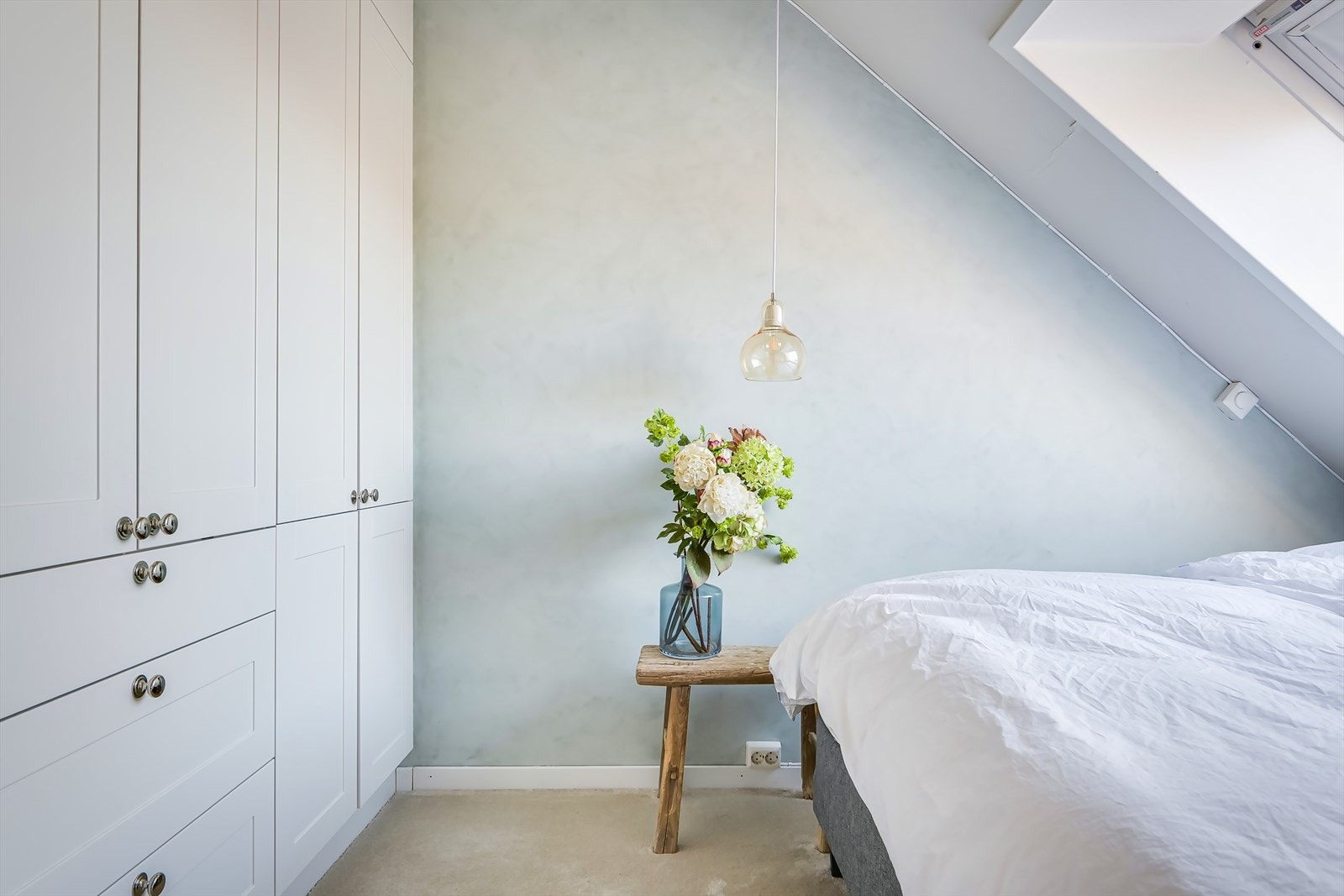 Plassbygd garderobeskap fra gulv til tak, svært gode oppbevaringsmuligheter. Galleribilde