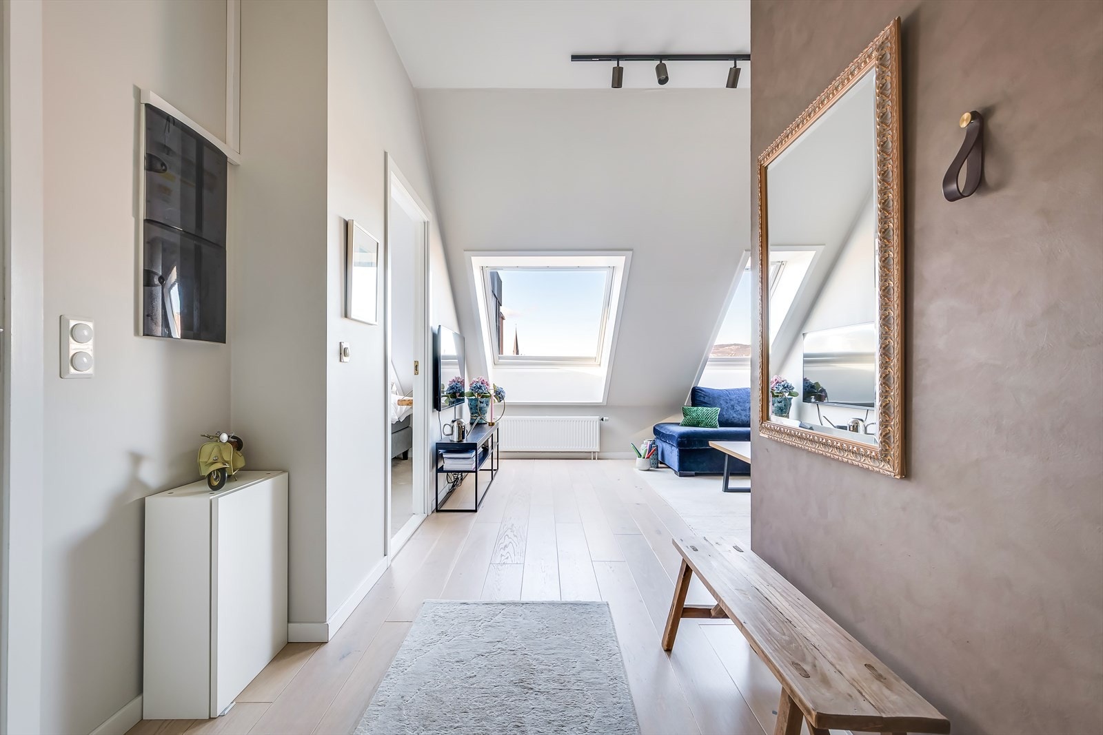 I det du trer over dørstokken møtes du av en lys og innbydende entré. Galleribilde