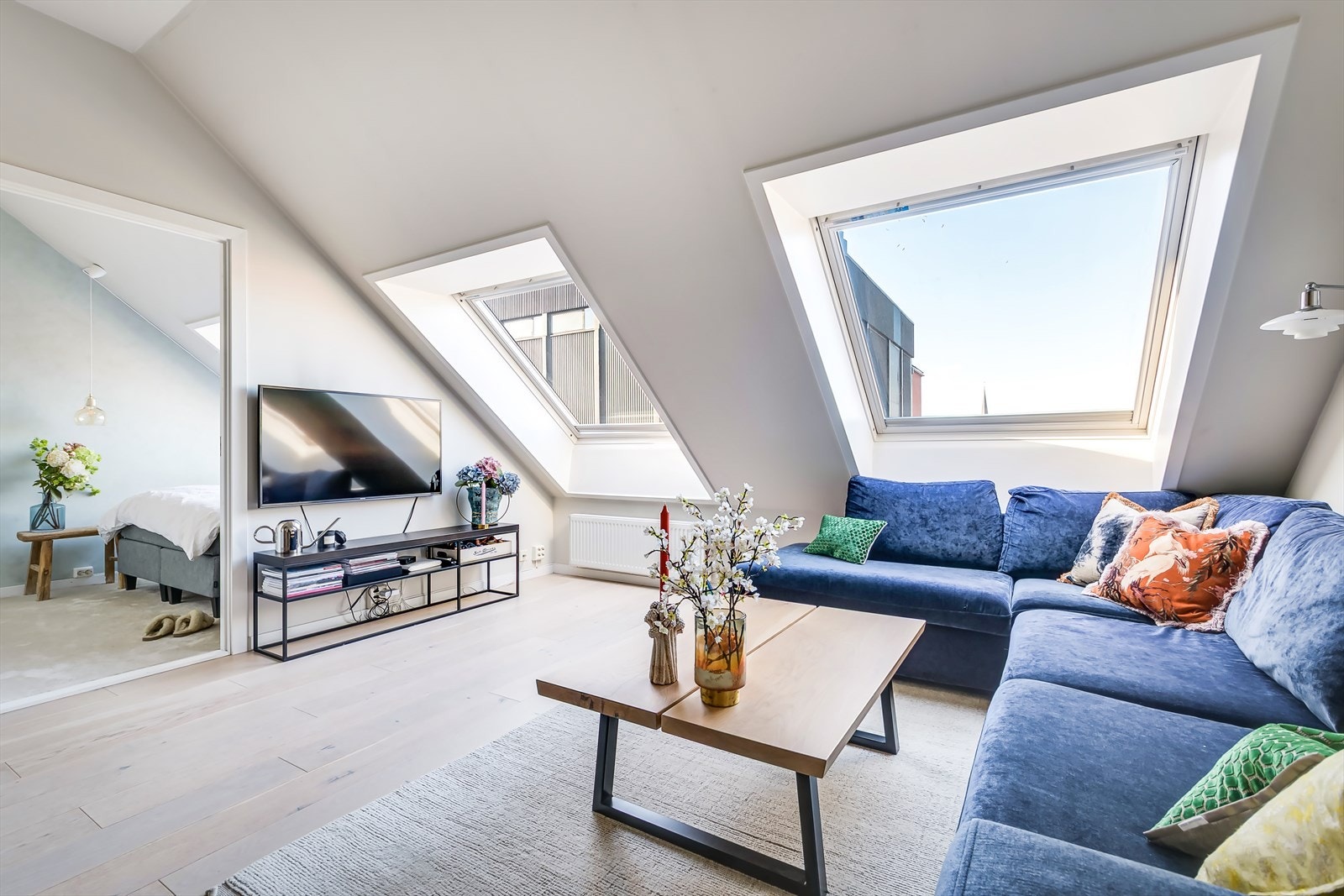 Legg merke til de store takvinduene, som slipper inn rikelig med naturlig lys. Galleribilde