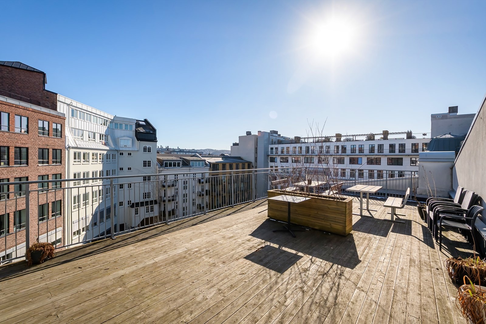 Takterrassene kan tas i bruk (kun 10-15m utenfor leilighetsdøren) - den øverste har sol hele dagen og kvelden! Galleribilde