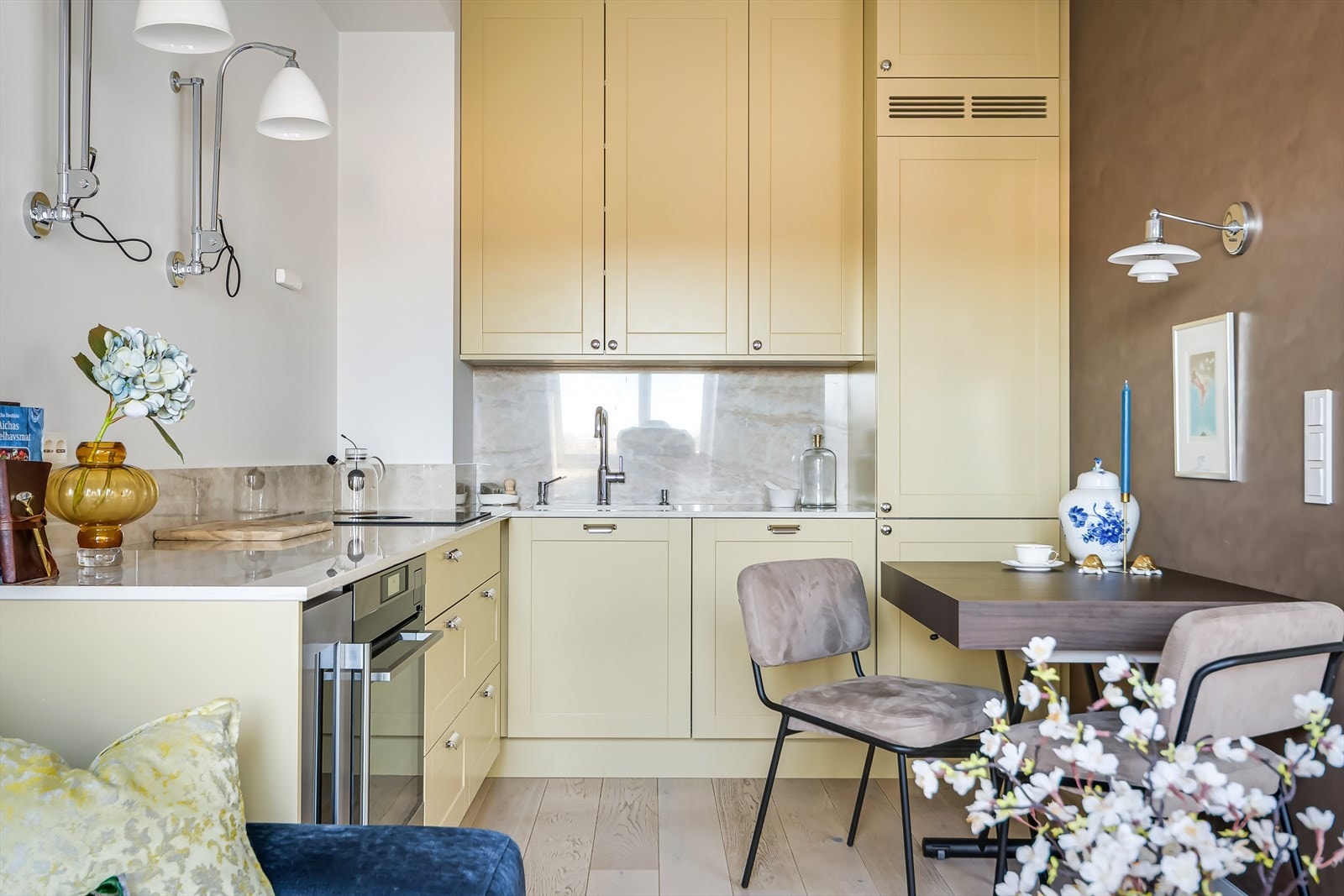 Dette er et moderne kjøkken som byr på rikelig av skap- og benkeplass. Galleribilde