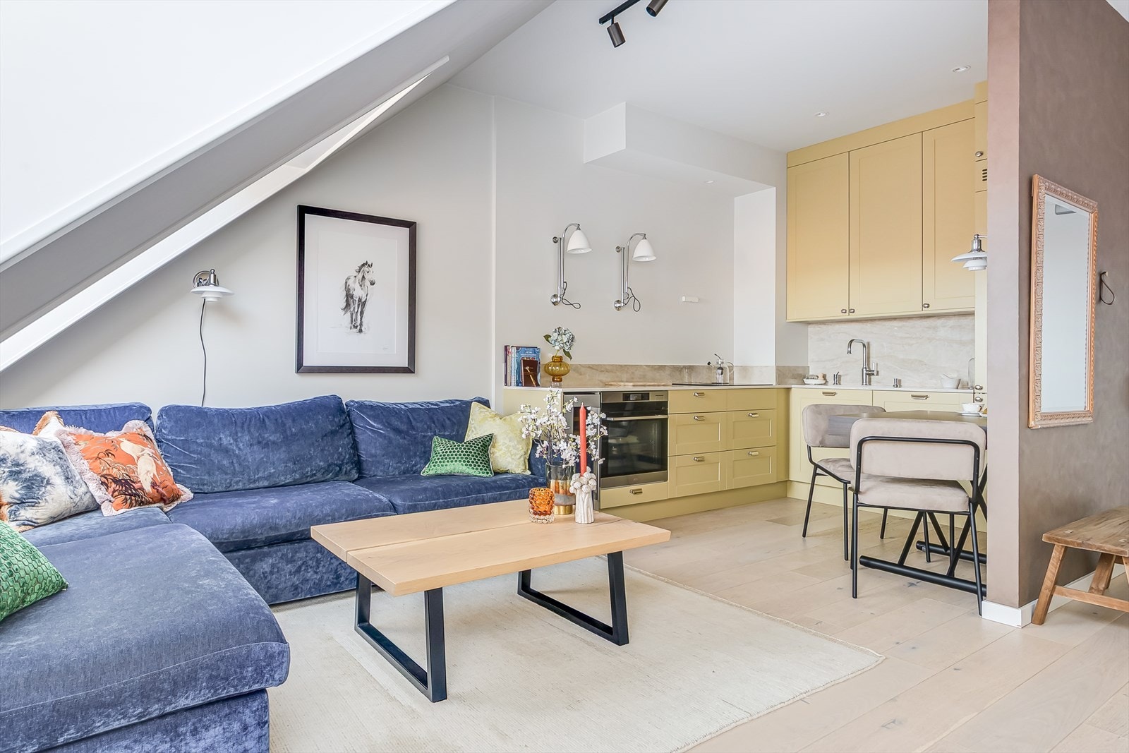 God takhøyde samt godt lysinnslipp i stue/kjøkken. Galleribilde