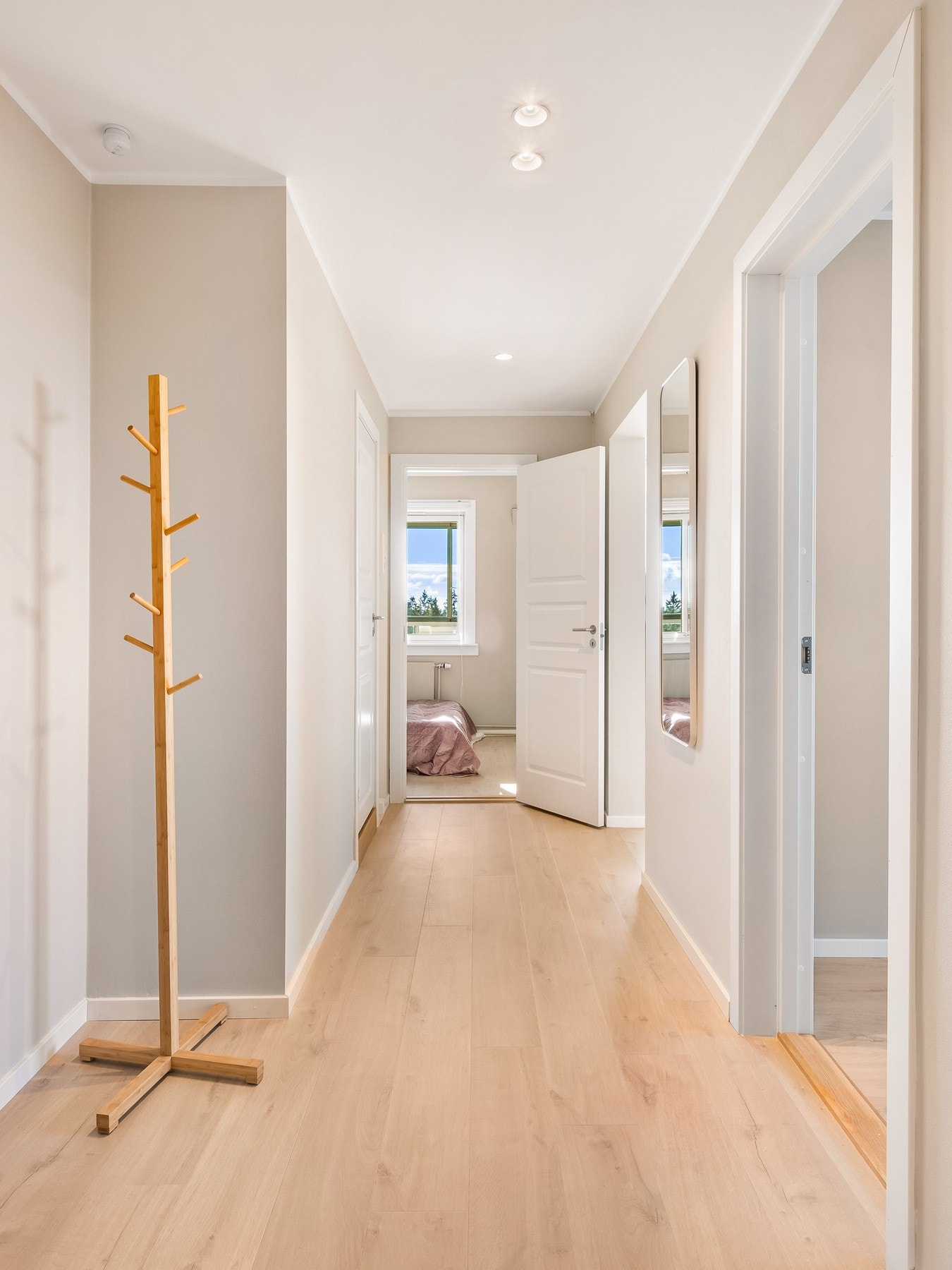 Velkommen inn! Entrèen er lys og romslig hvilket gir et godt førsteinntrykk. Galleribilde