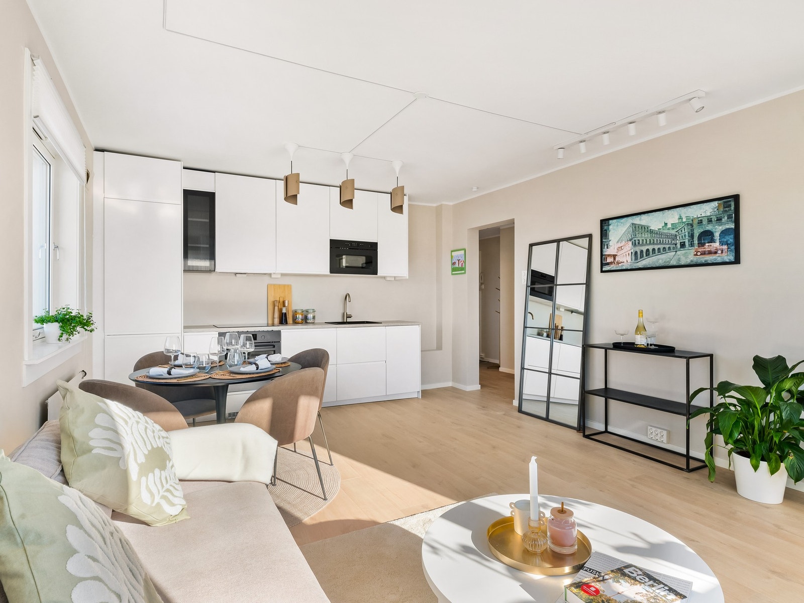Det er god plass til sofagruppe, spisebord og annet møblement. Galleribilde