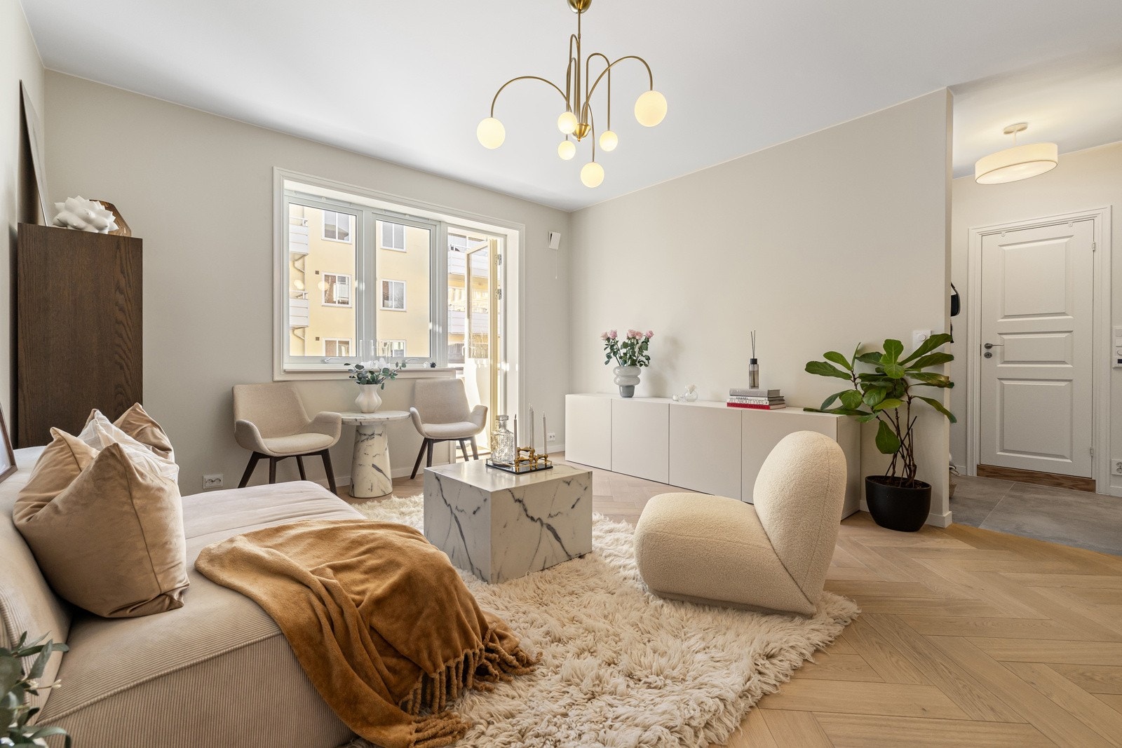 Lys og romslig stue med store vindusflater som slipper godt med naturlig lys inn som byr på en behagelig atmosfære. Galleribilde