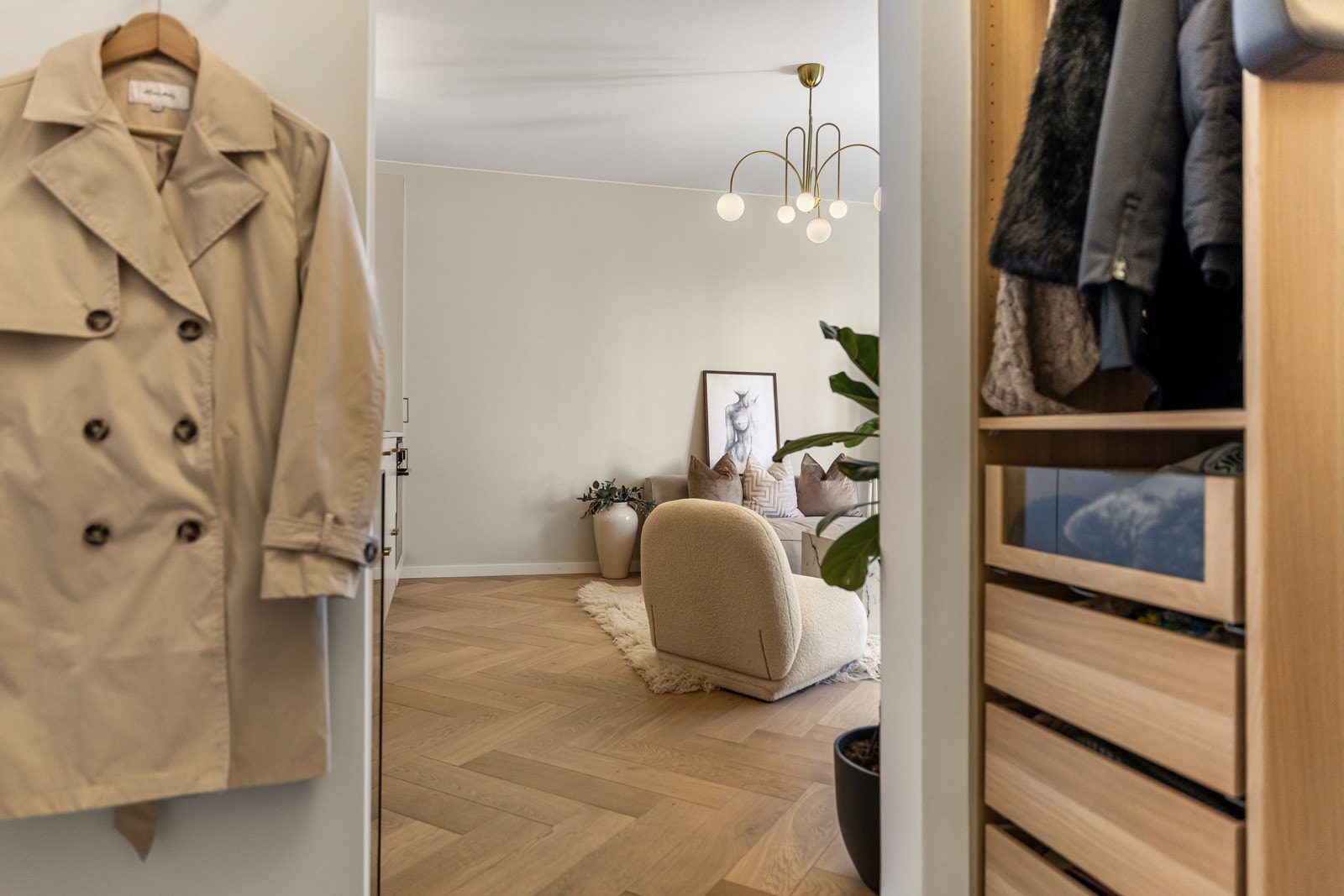 Gulvene er en kombinasjon av elegant fiskebensparkett og stilfulle fliser. Galleribilde