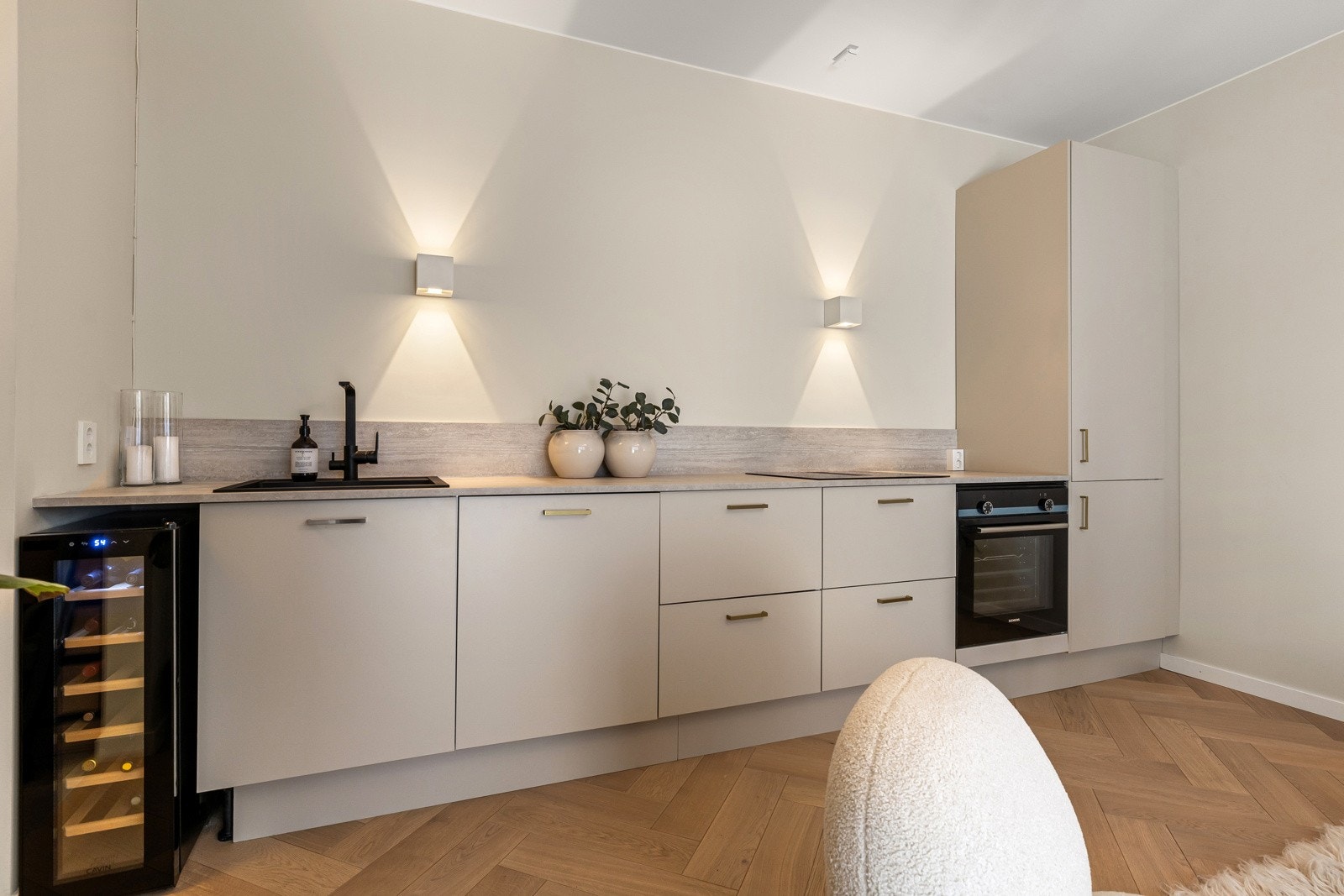 Kjøkkenet er fra 2025 og har en moderne og stilren utforming med laminerte skrog og slette fronter. Galleribilde