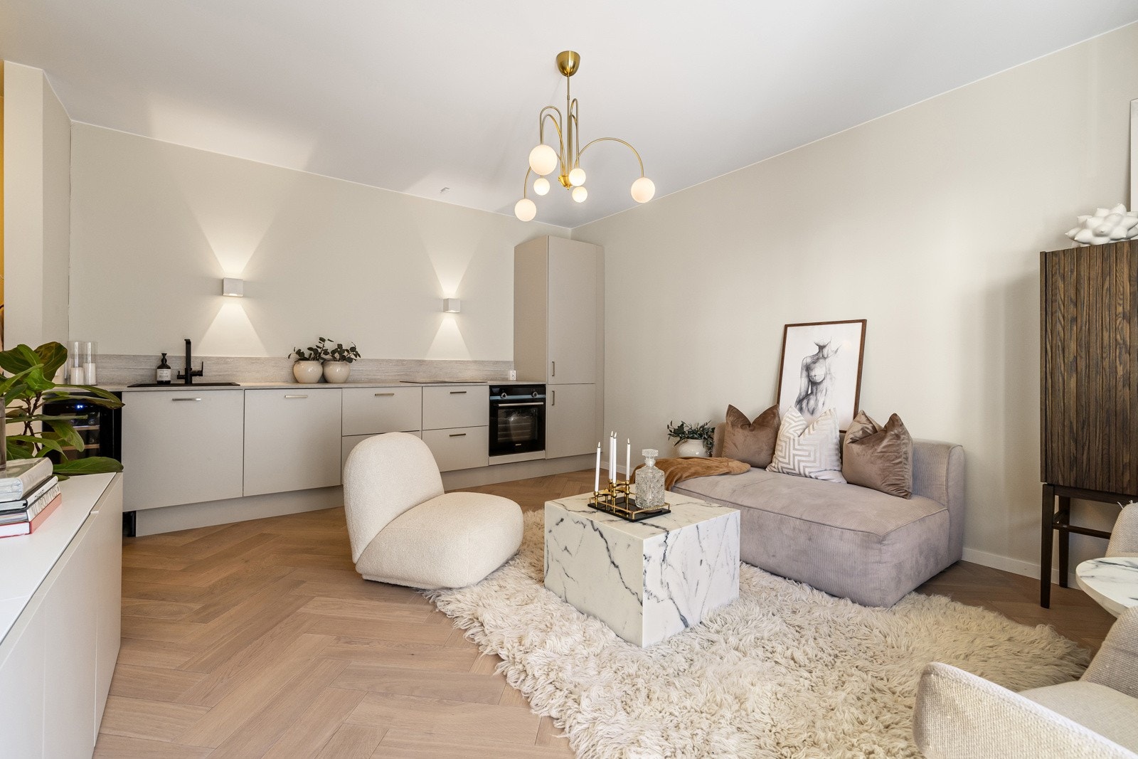 Hele leiligheten er totaloppusset og ombygget i 2024 med blant annet nytt kjøkken og baderom, gulv, overflater samt nytt elektrisk- og røranlegg. Galleribilde