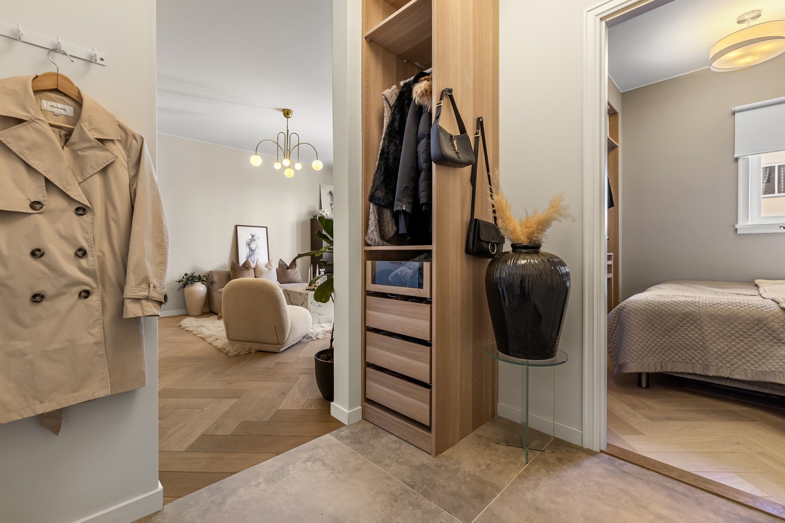 Innbydende entré med gode oppbevaringsmuligheter av yttertøy og sko. Galleribilde