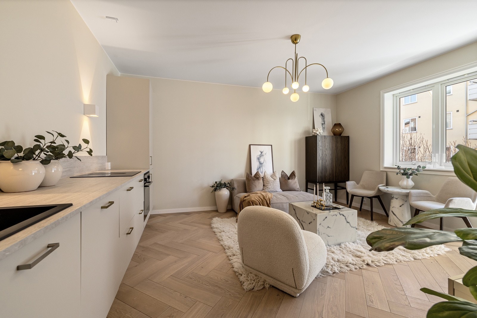 Stuen byr på gode møbleringsmuligheter av sofagruppe og tv-benk. Galleribilde