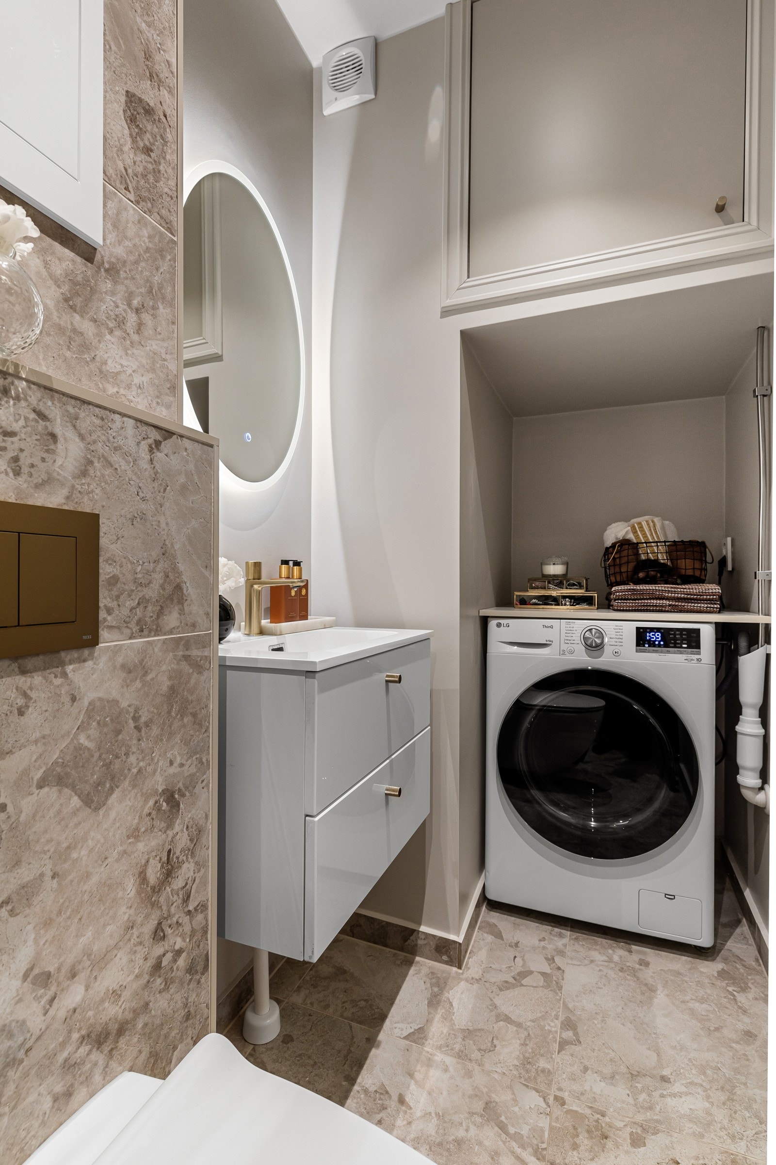 Over servanten er det montert et speil med integrert belysning. Badet har opplegg for vaskemaskin, og belysningen består av innfelte downlights i himlingen. Galleribilde