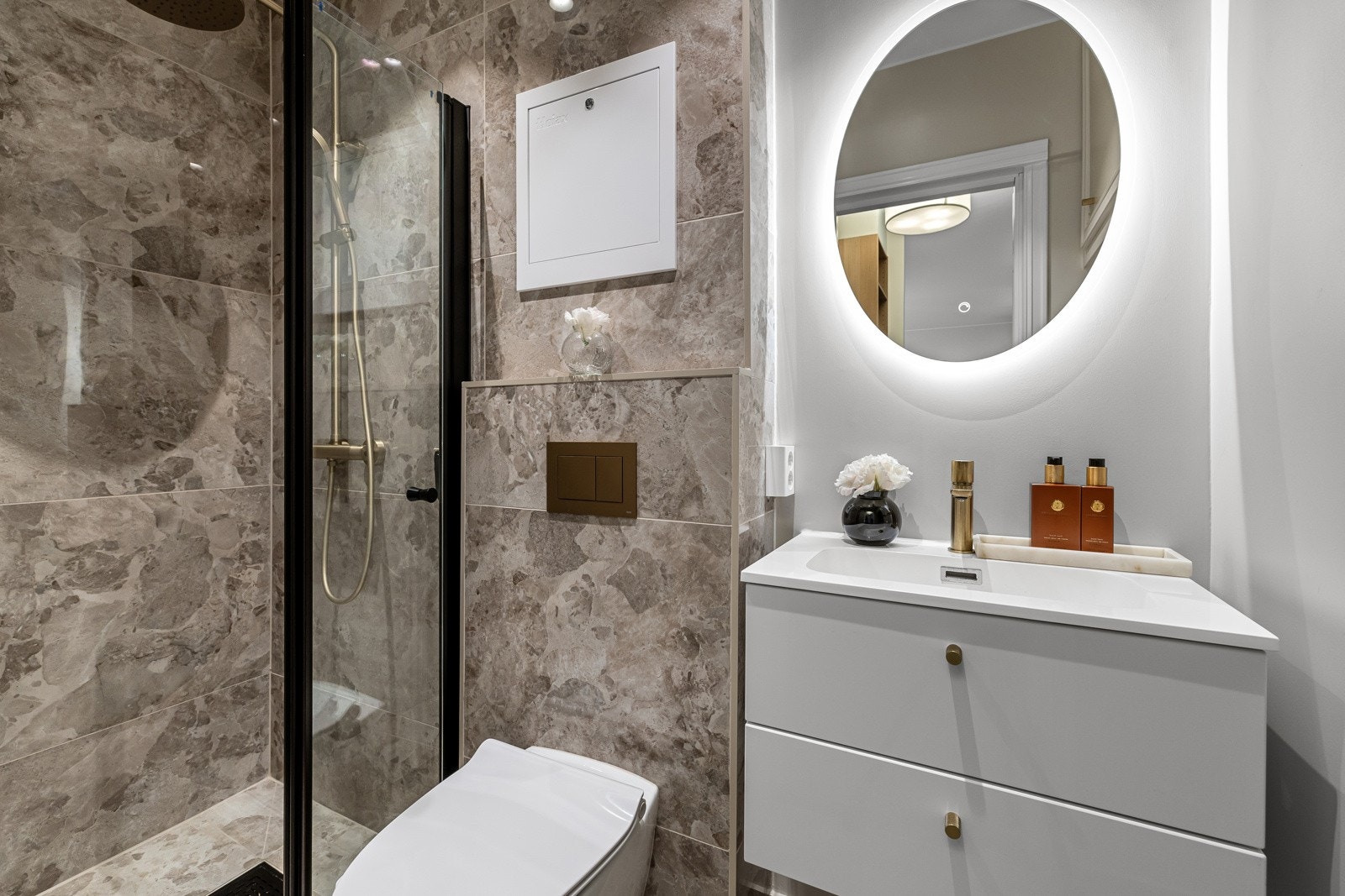 Badet er moderne og stilrent med flislagte gulv og vegger samt behagelige varmekabler. Galleribilde