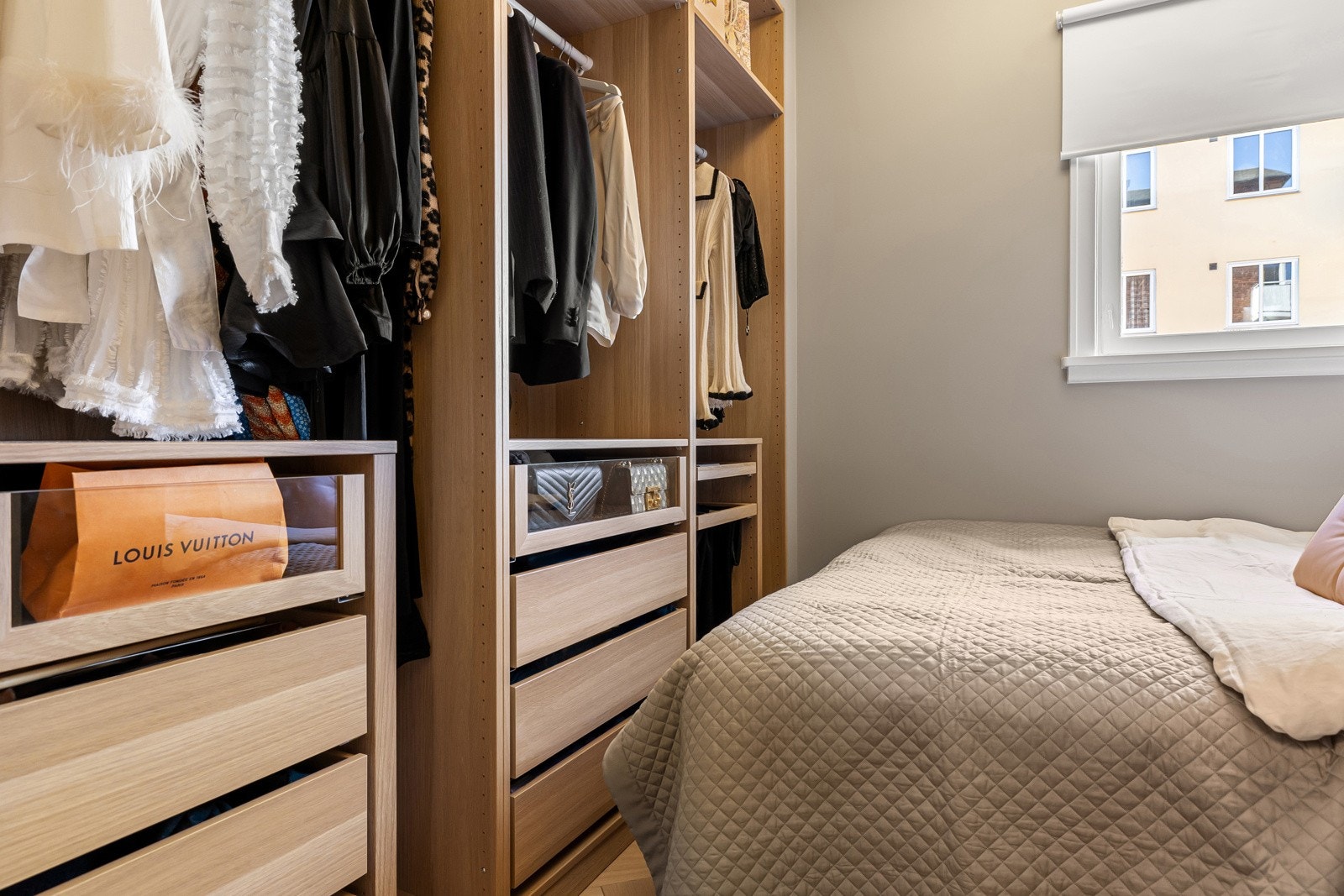 Lyst og koselig soverom som har god plass til dobbeltseng og garderobeskap ved siden av sengen. Galleribilde