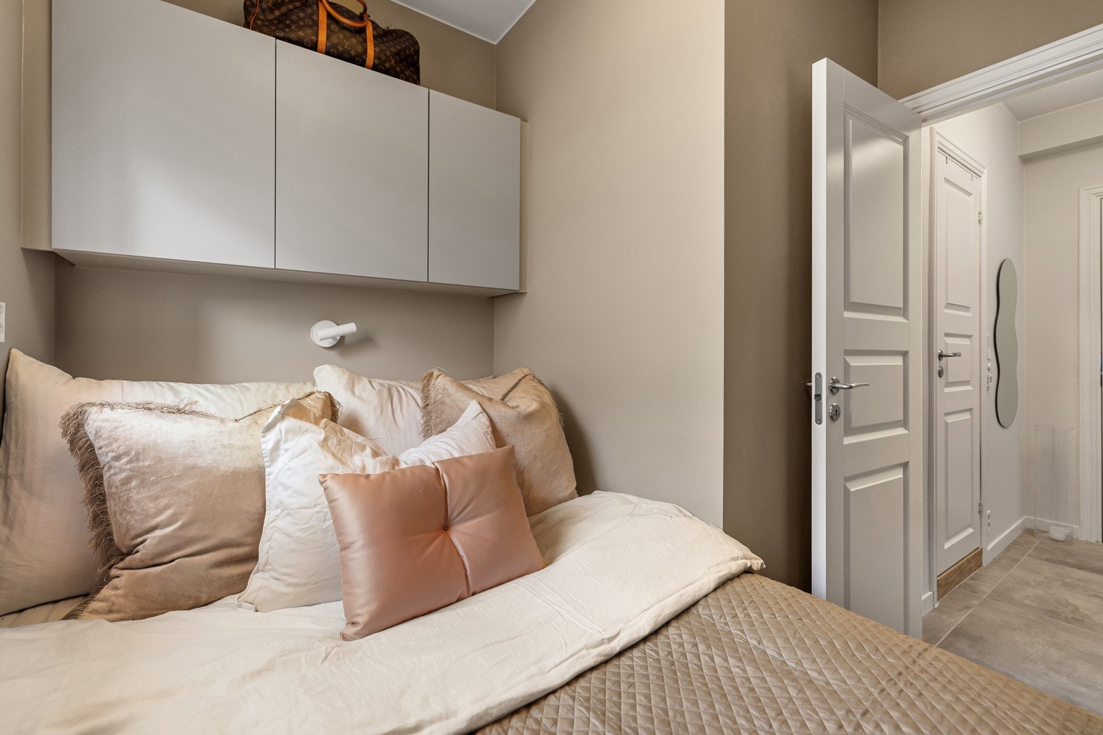 Soverommet har et smart skap over sengen, som gir ekstra oppbevaringsplass. Galleribilde