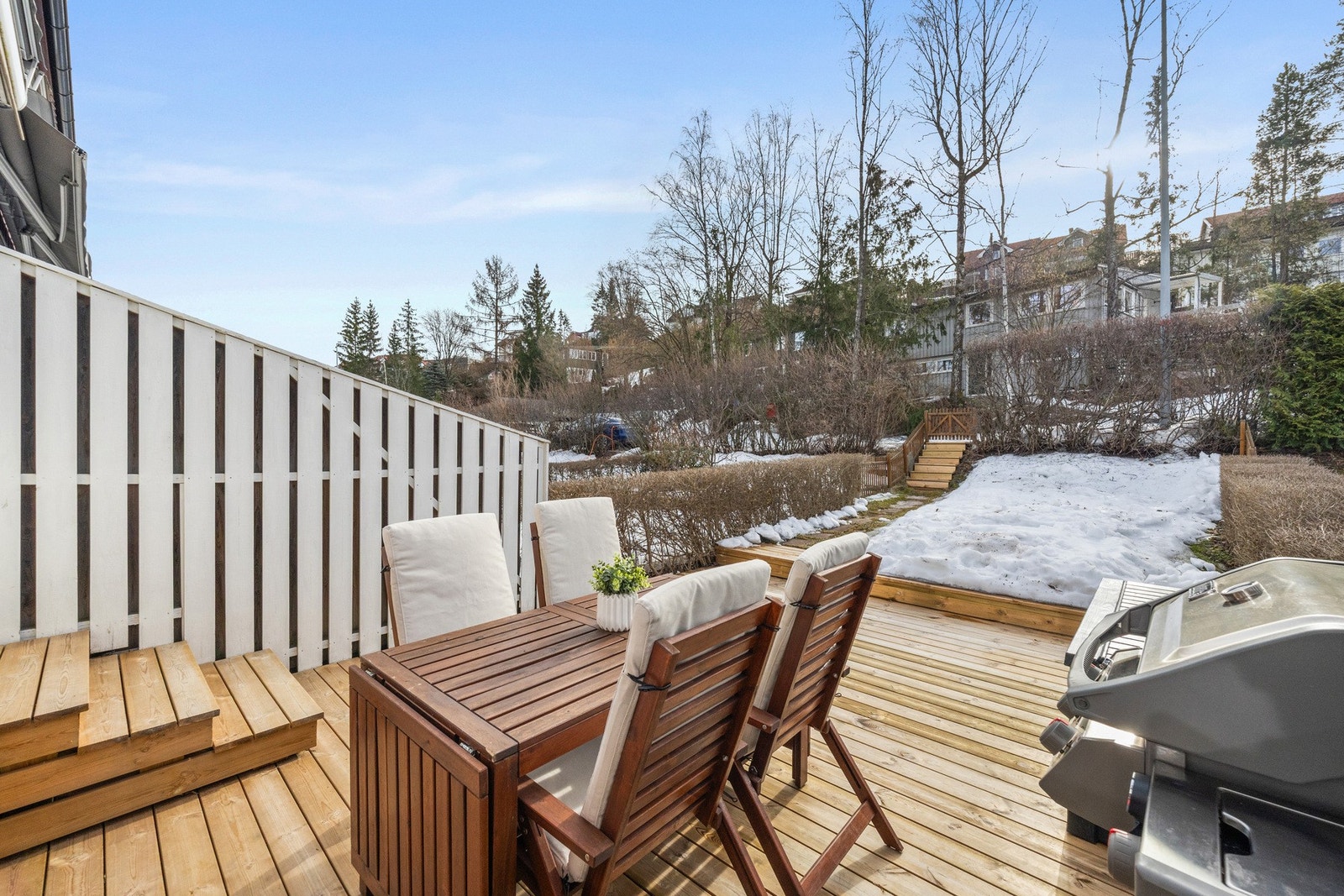 Terrassen fungerer som en forlengelse av stuen på sommerhalvåret! Galleribilde