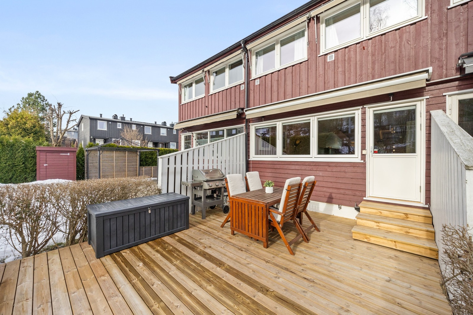 Dette er et påkostet og moderne rekkehus med en god planløsning over 3 plan. Galleribilde