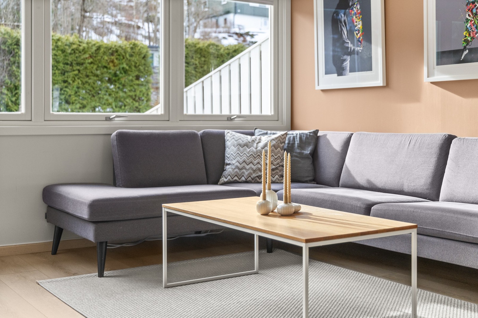 Store vindusflater sørger for rikelig med naturlig lysinnslipp og er med på å skape en luftig romopplevelse. Galleribilde