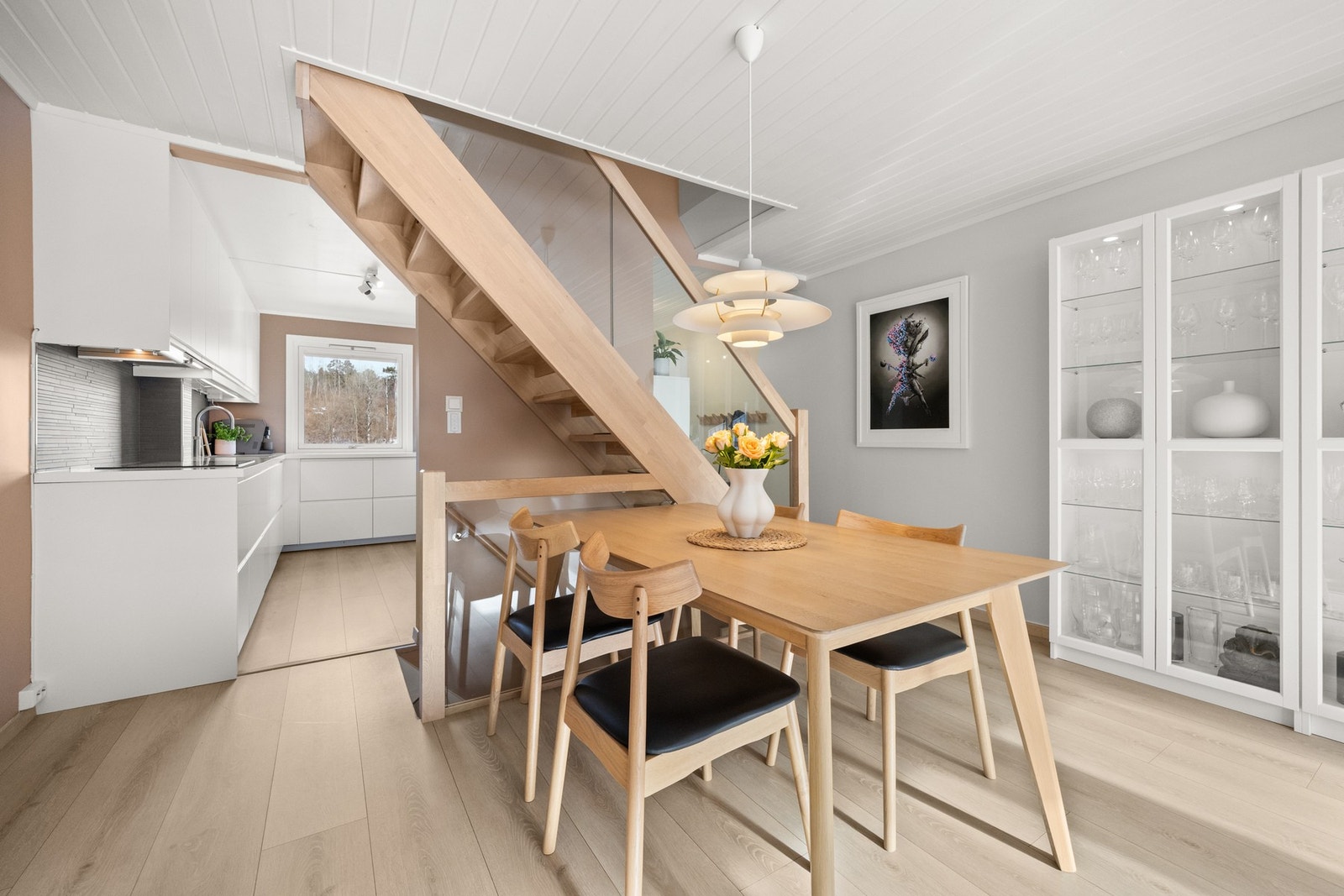 Fra spisestuen er det videre tilgang til kjøkkenet. Galleribilde