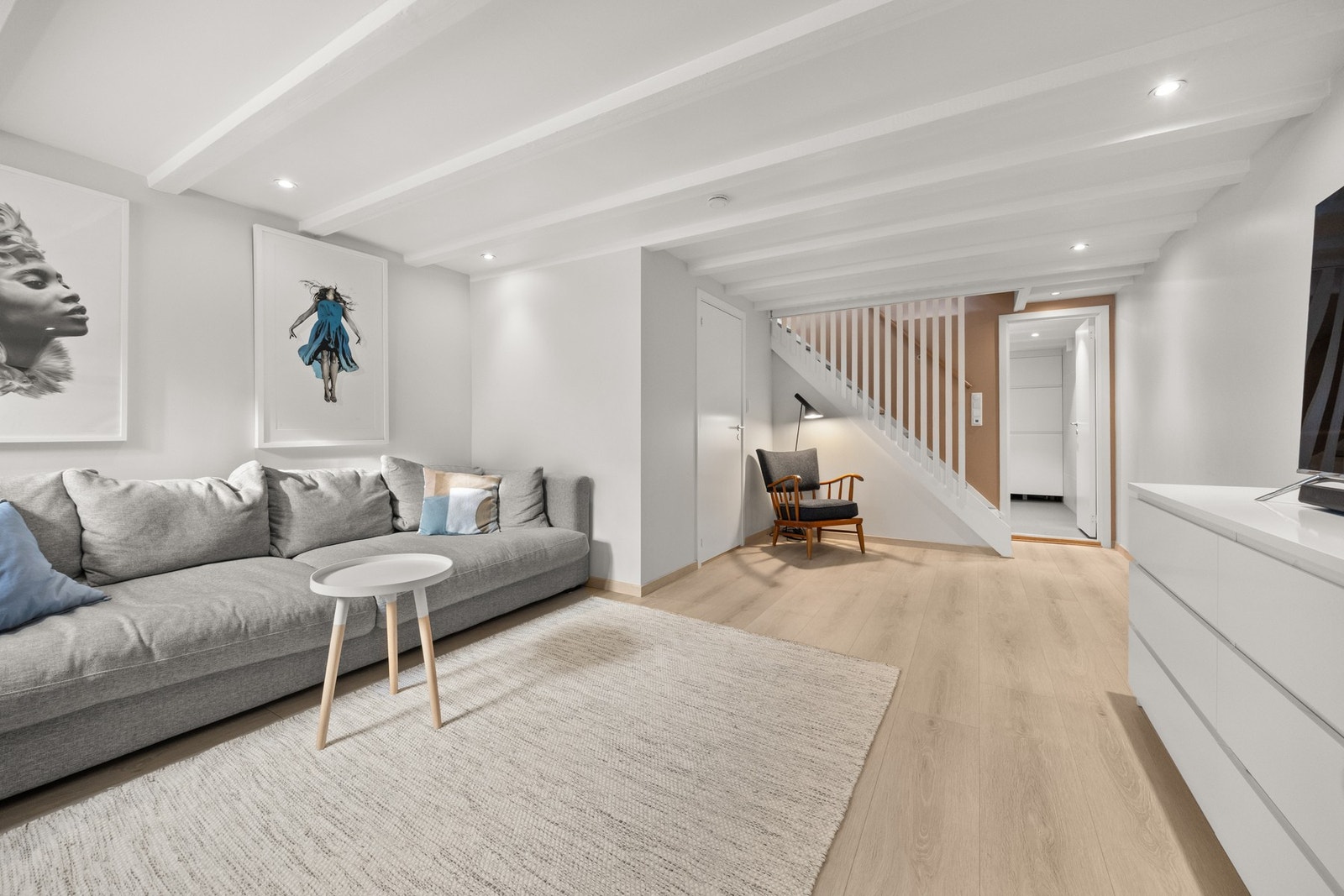 I underetasje er det et praktisk rom benyttet som kjellerstue. Galleribilde